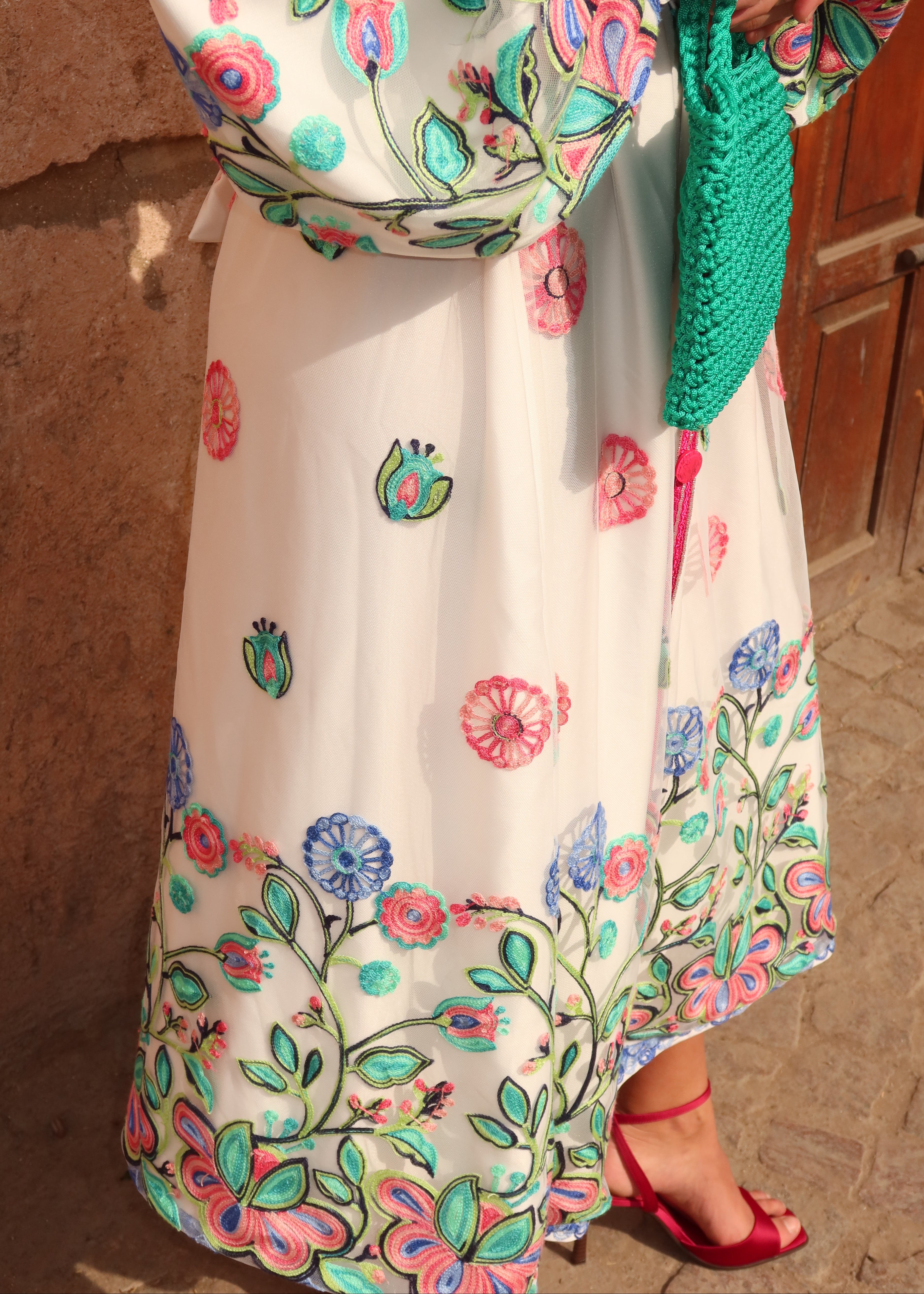 Zoom sur la broderie délicate et la sfifa d’une robe en tulle rose