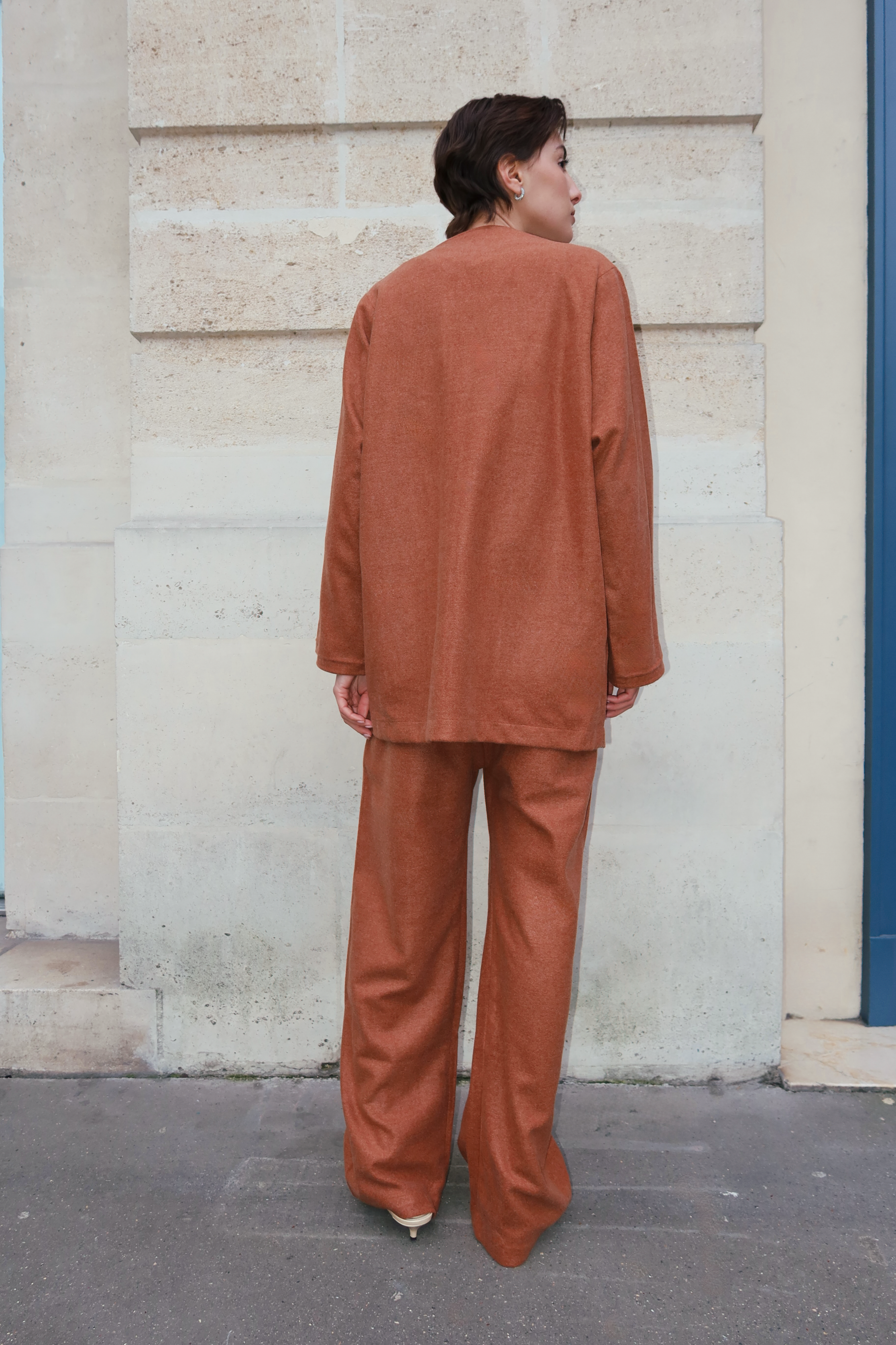 Vue de dos d’un ensemble en cachemire marron, coupe élégante et finitions marocaines raffinées