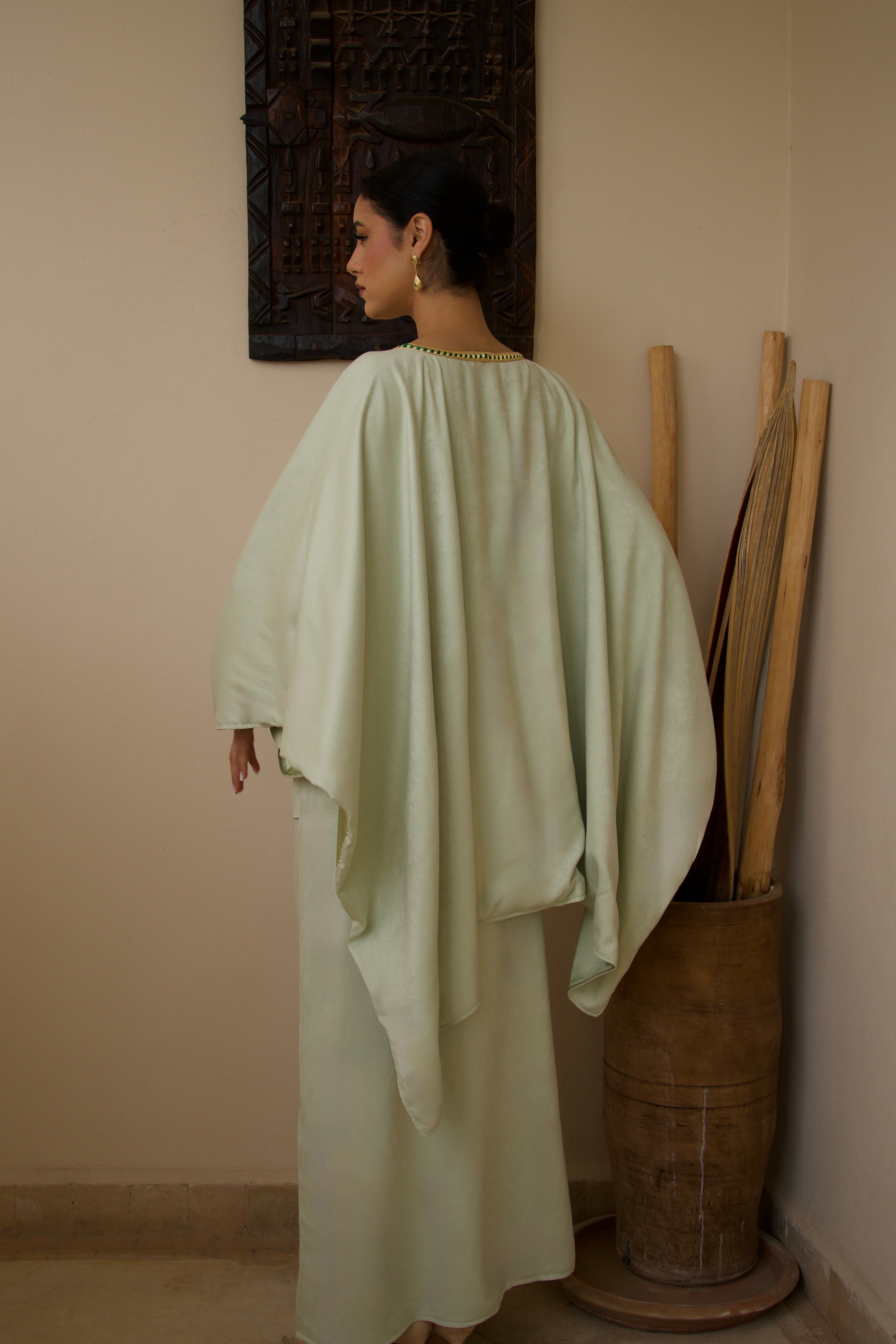 Ensemble cape et jupe vert en soie mlifa fluide, vue de dos.