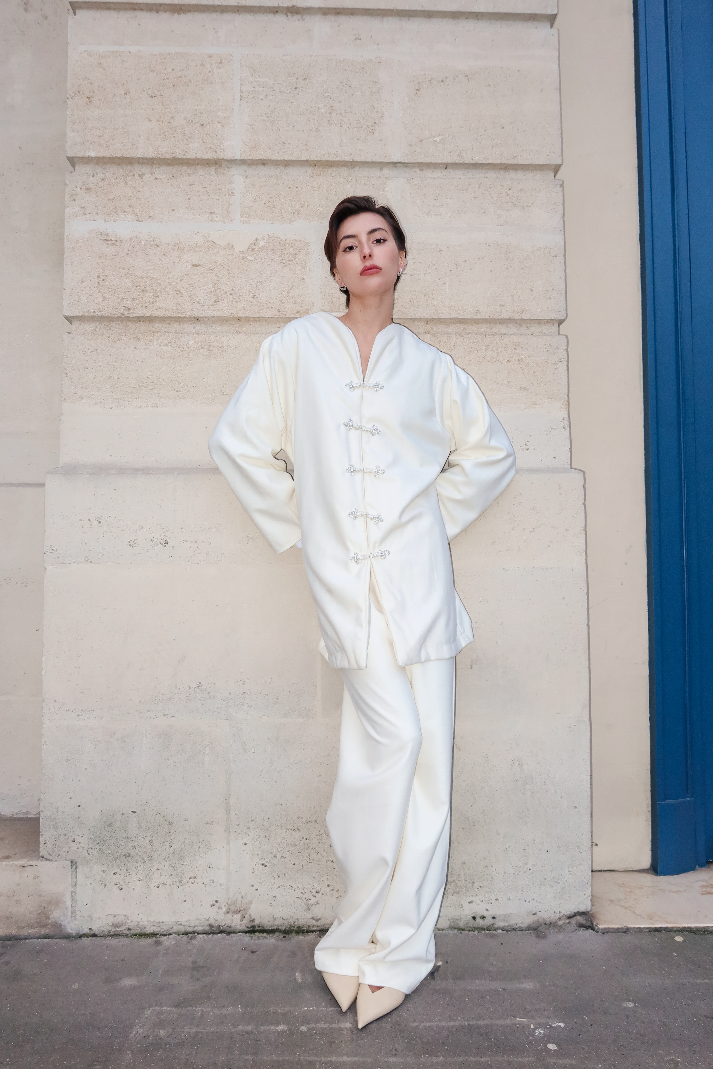 Ensemble marocain en cachemire beige porté de face, orné de boutons marocains artisanaux