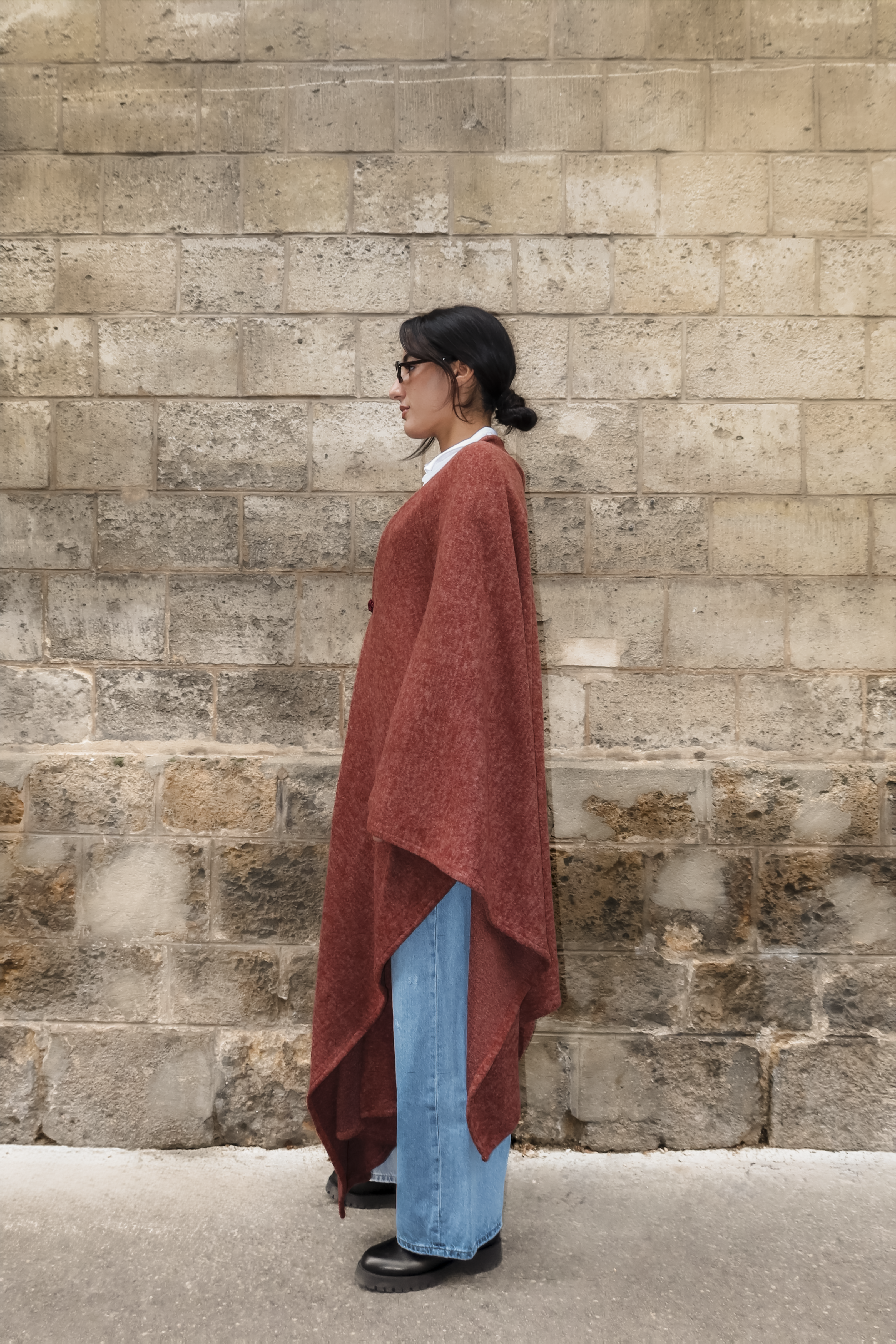 Gilet bohème long en laine bordeaux avec broderies orientales et boutons marocains vu de profil