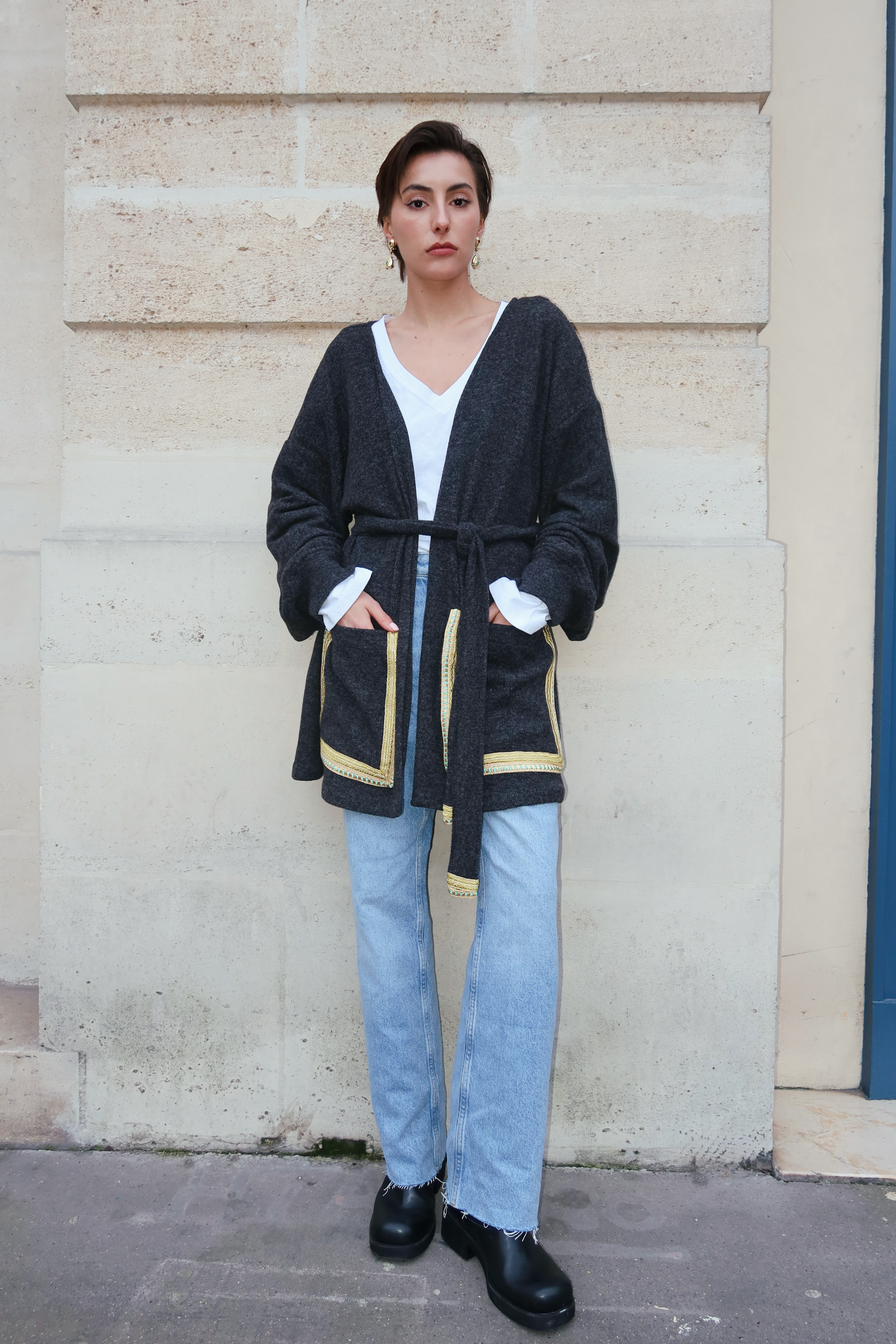 Gilet en laine gris foncé photographié en plein pied, avec sfifa et style chic