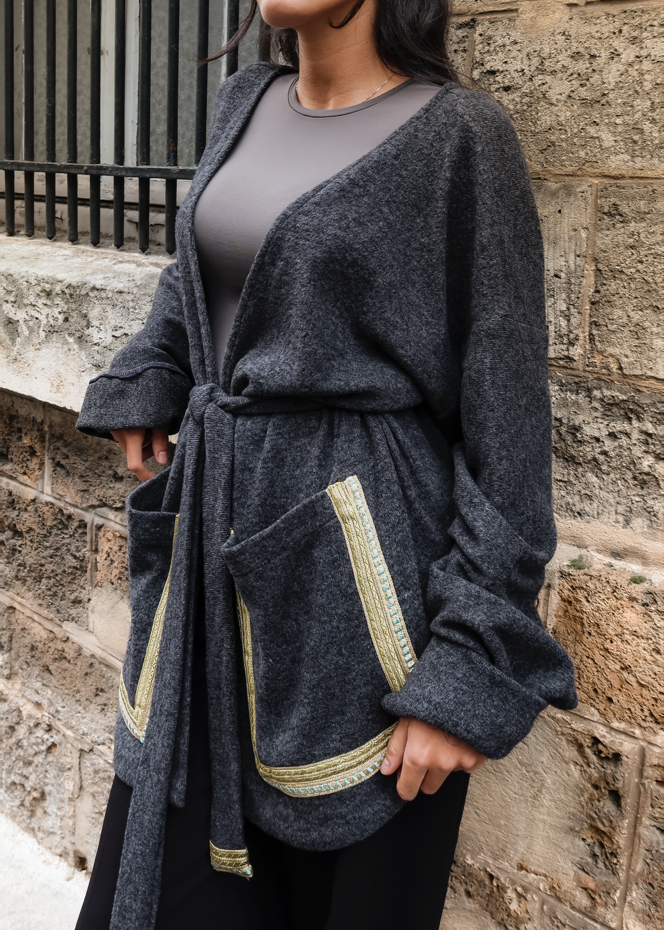 Gilet en laine gris foncé avec sfifa marocaine verte porté en mouvement