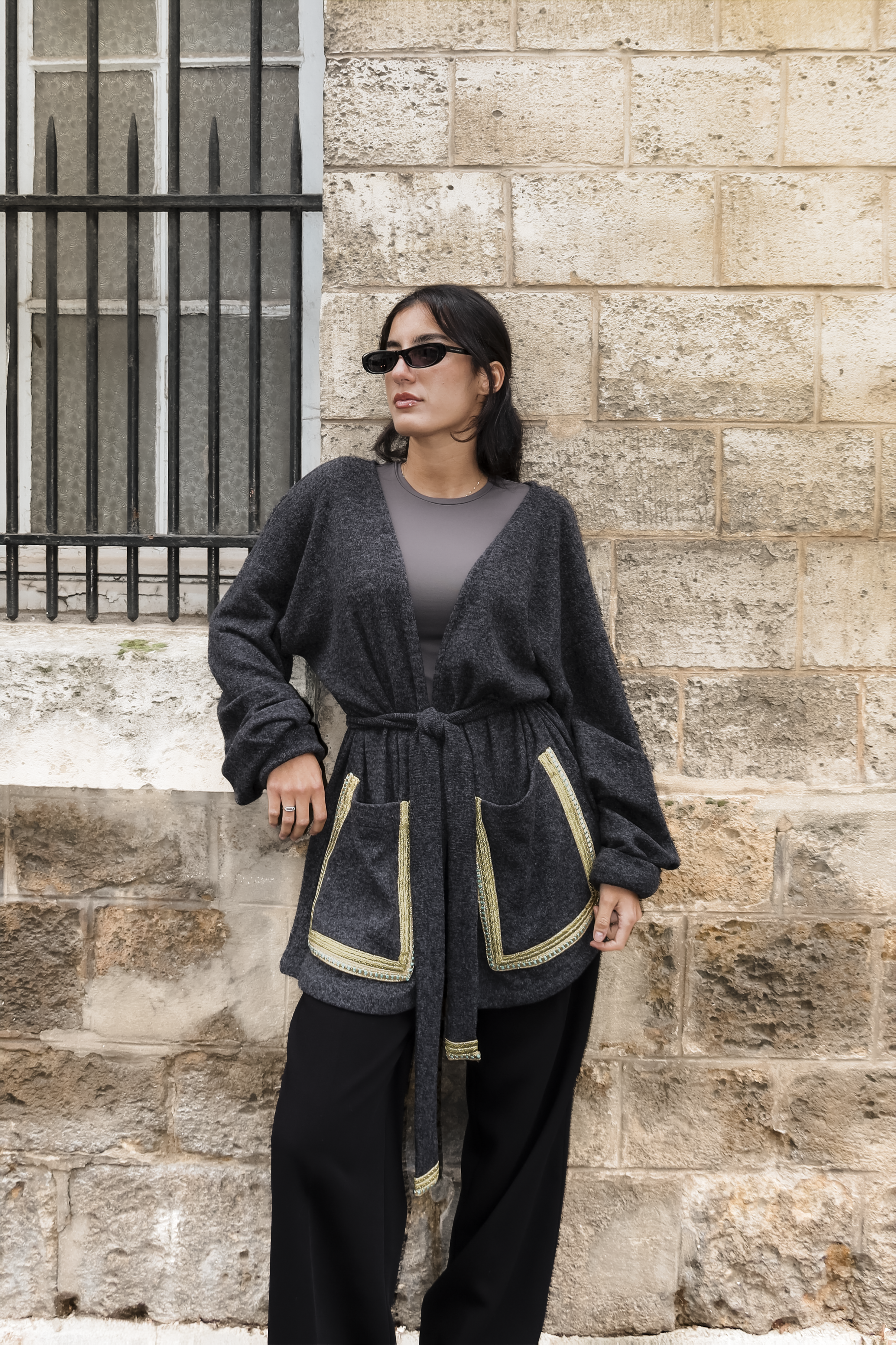 Gilet en laine gris foncé avec sfifa marocaine verte vu de face