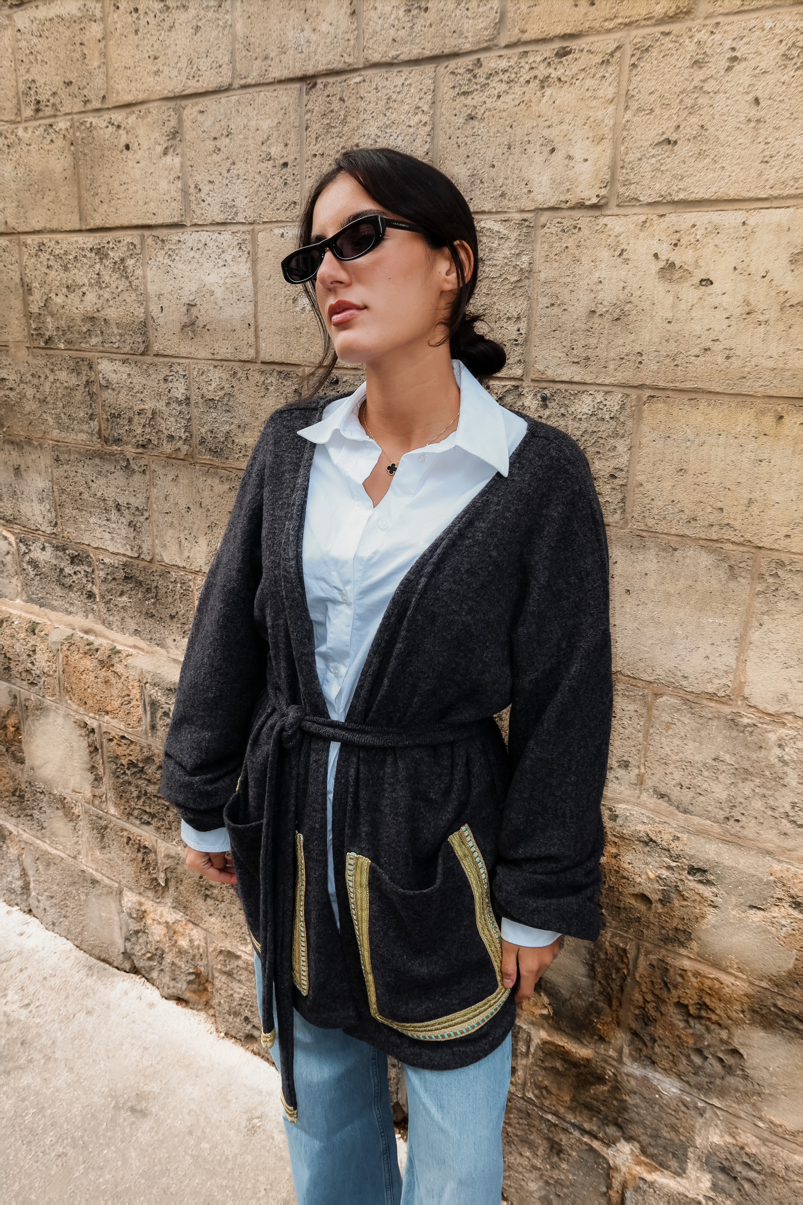 Gilet en laine gris foncé avec sfifa marocaine verte vu de face en plan large