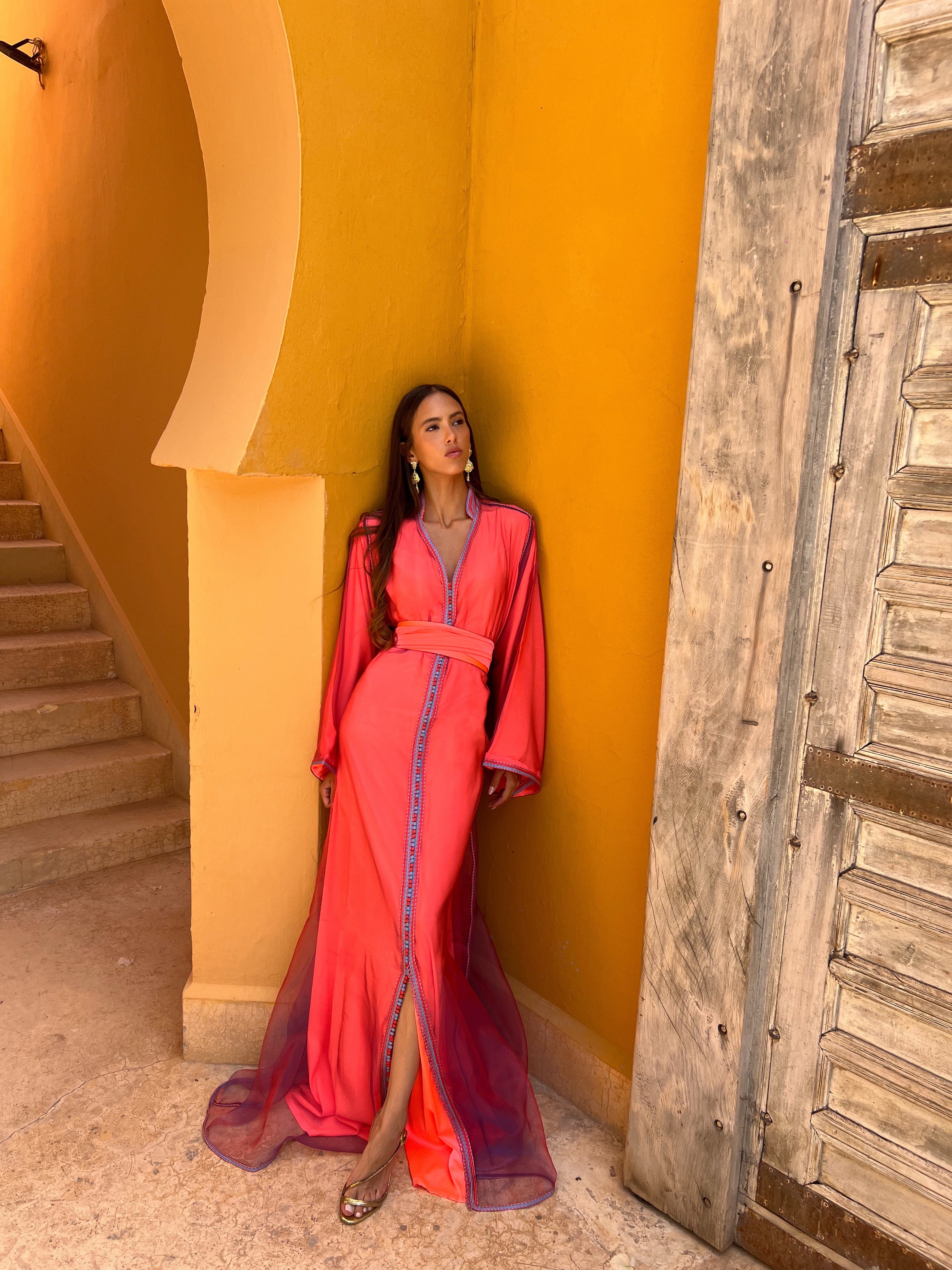 Caftan en Organza Corail avec Nuances Bleutées à Manches Larges