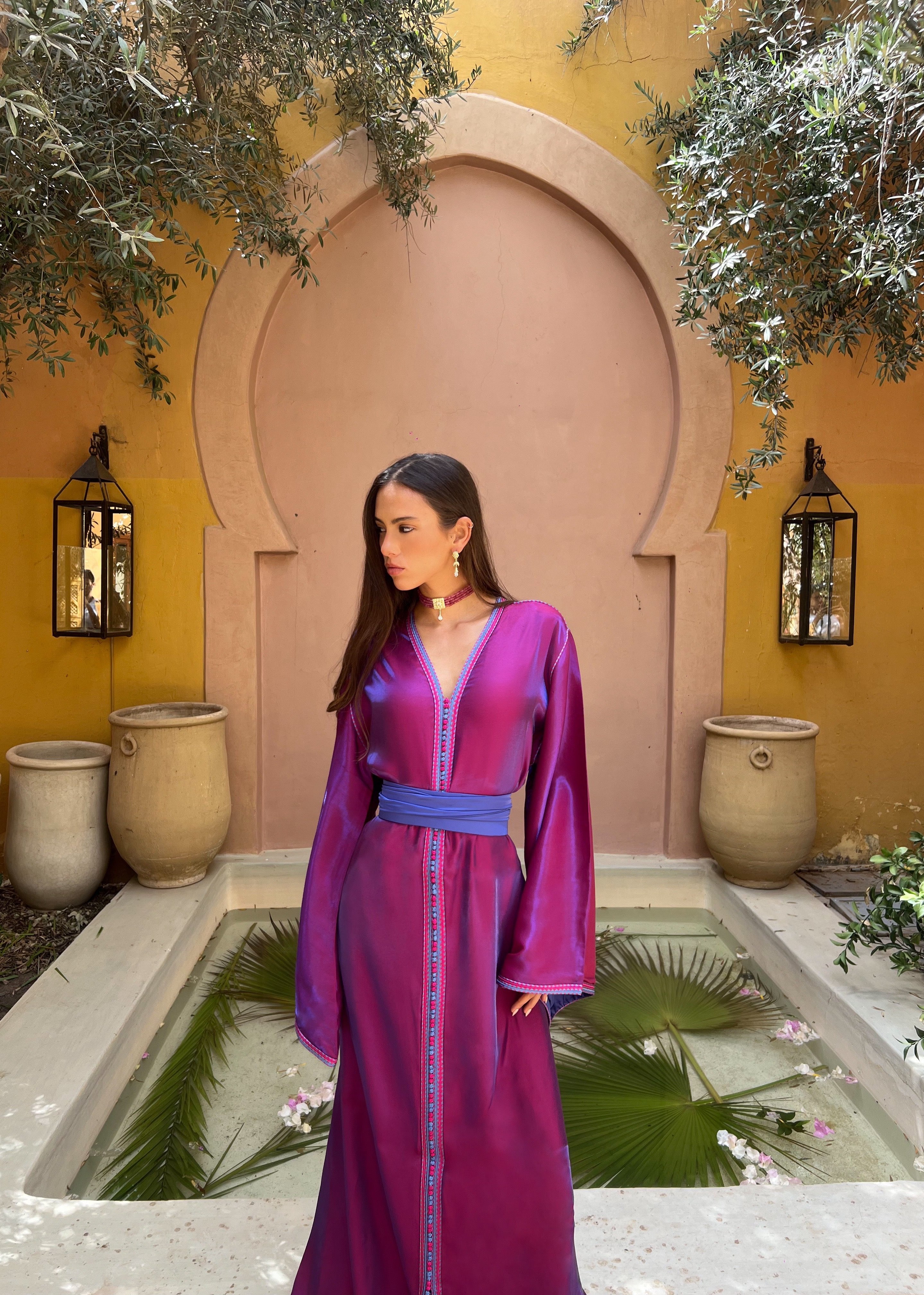 Caftan en Satin Violet Métallique Effet Bleu