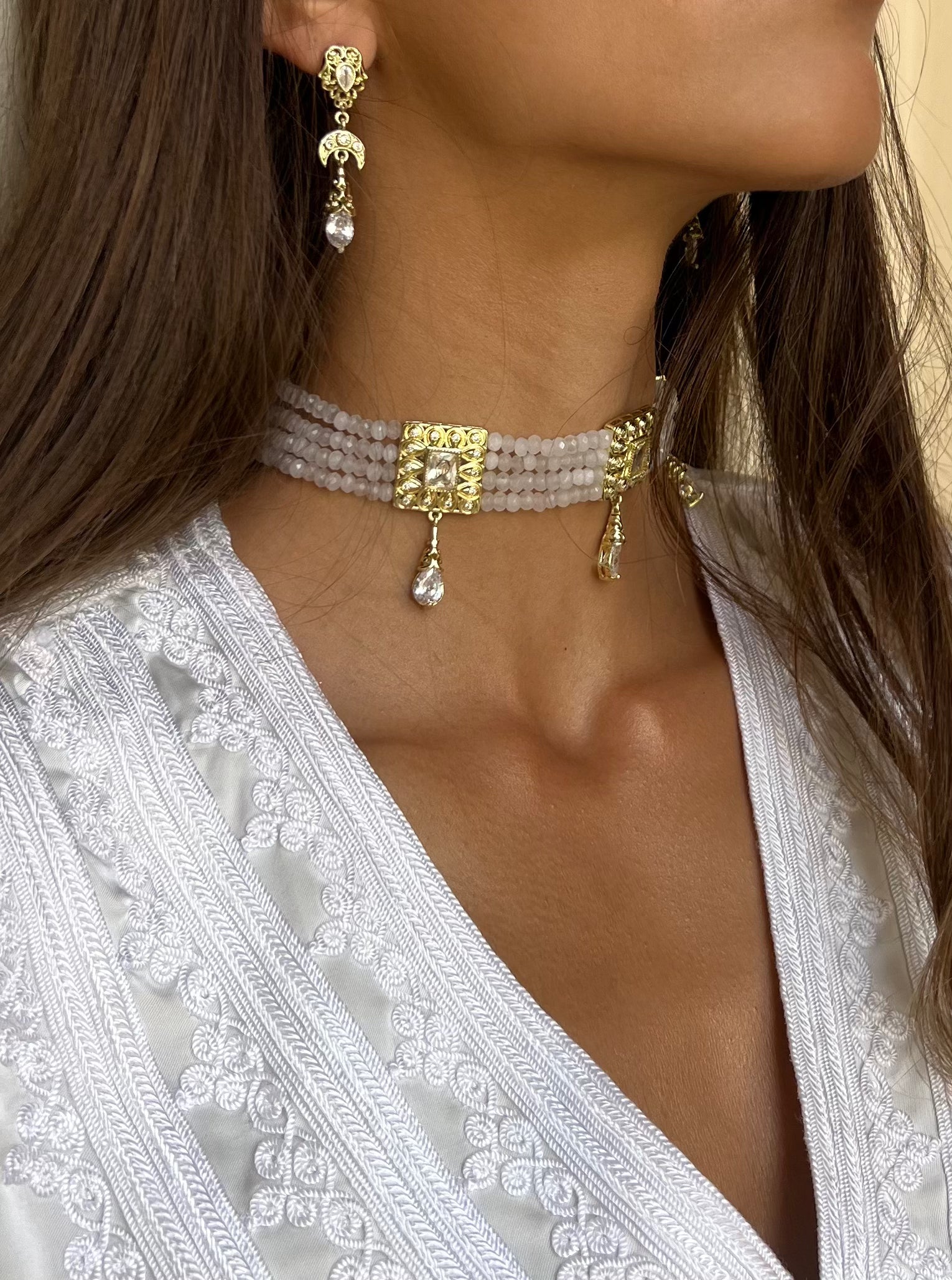 Ensemble collier perlé blanc et boucles d'oreilles goutte dorée