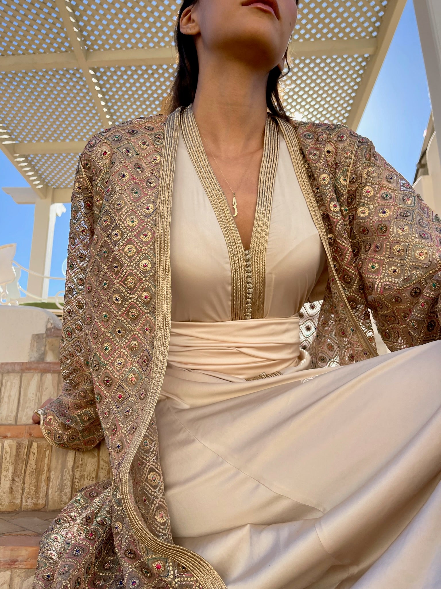 Caftan en Tulle De Soie Beige à Paillettes