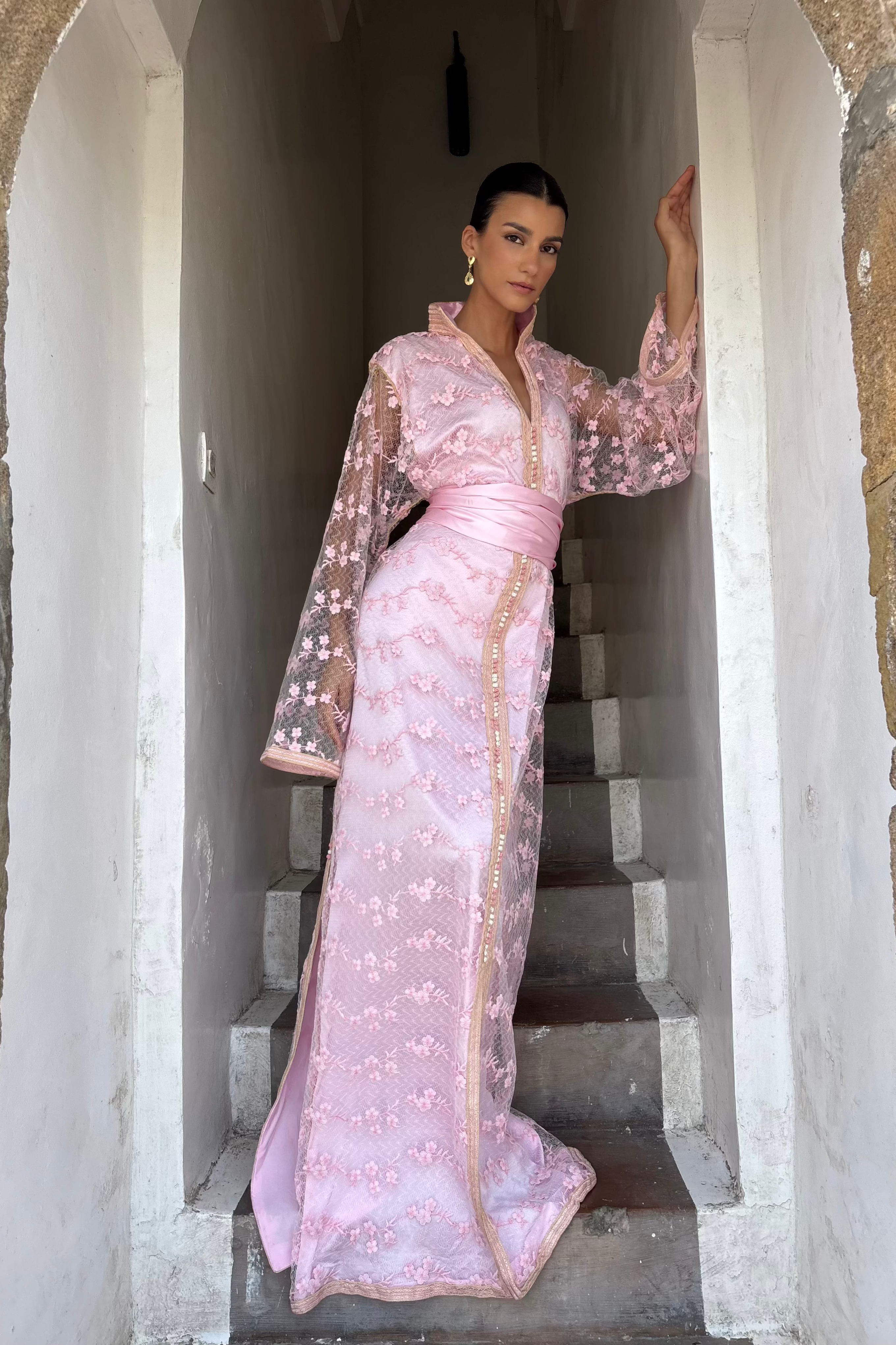 Caftan en Dentelle Rose Fleurie