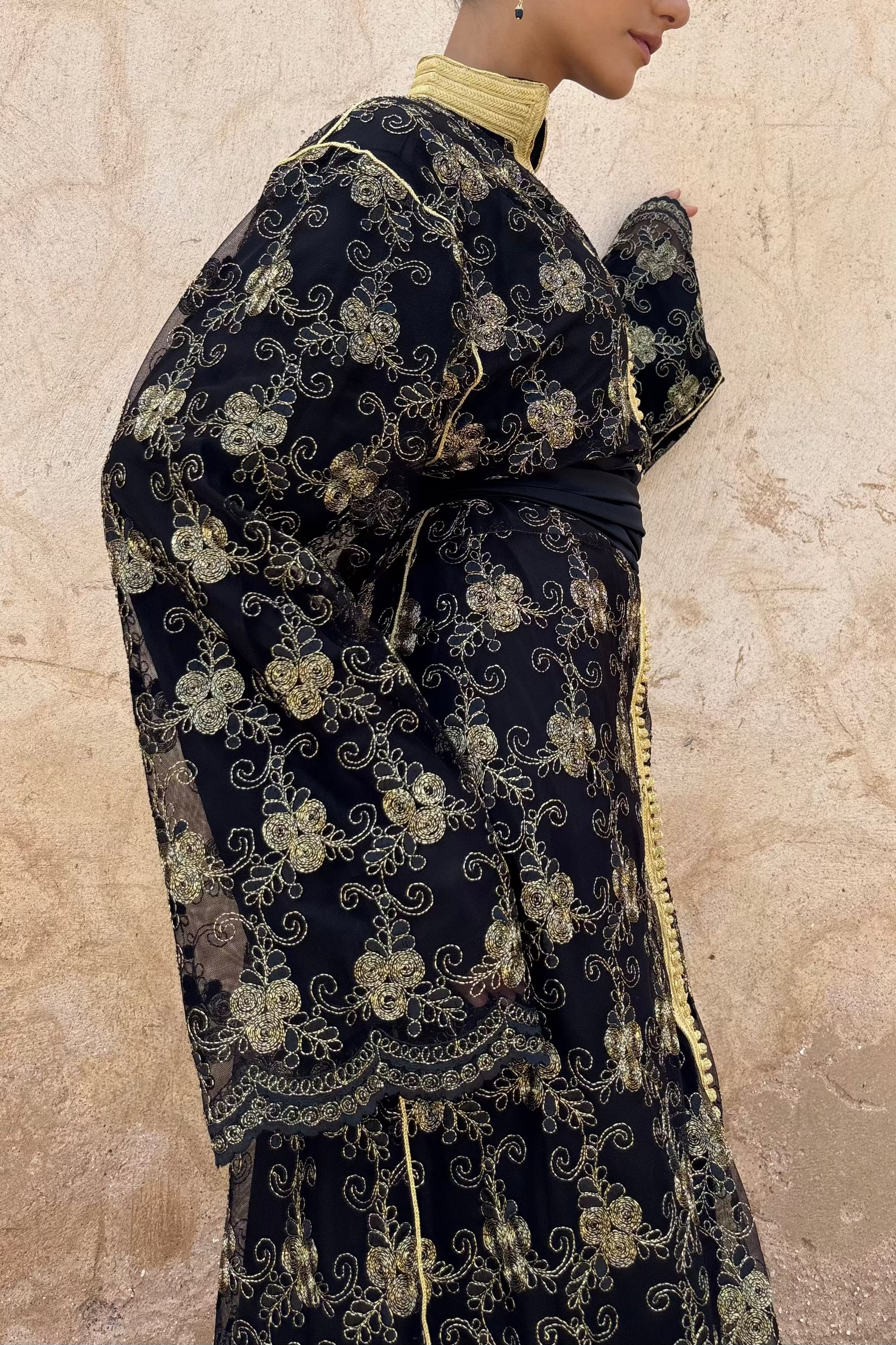 Caftan en Tulle Noir à Broderie Florale Or