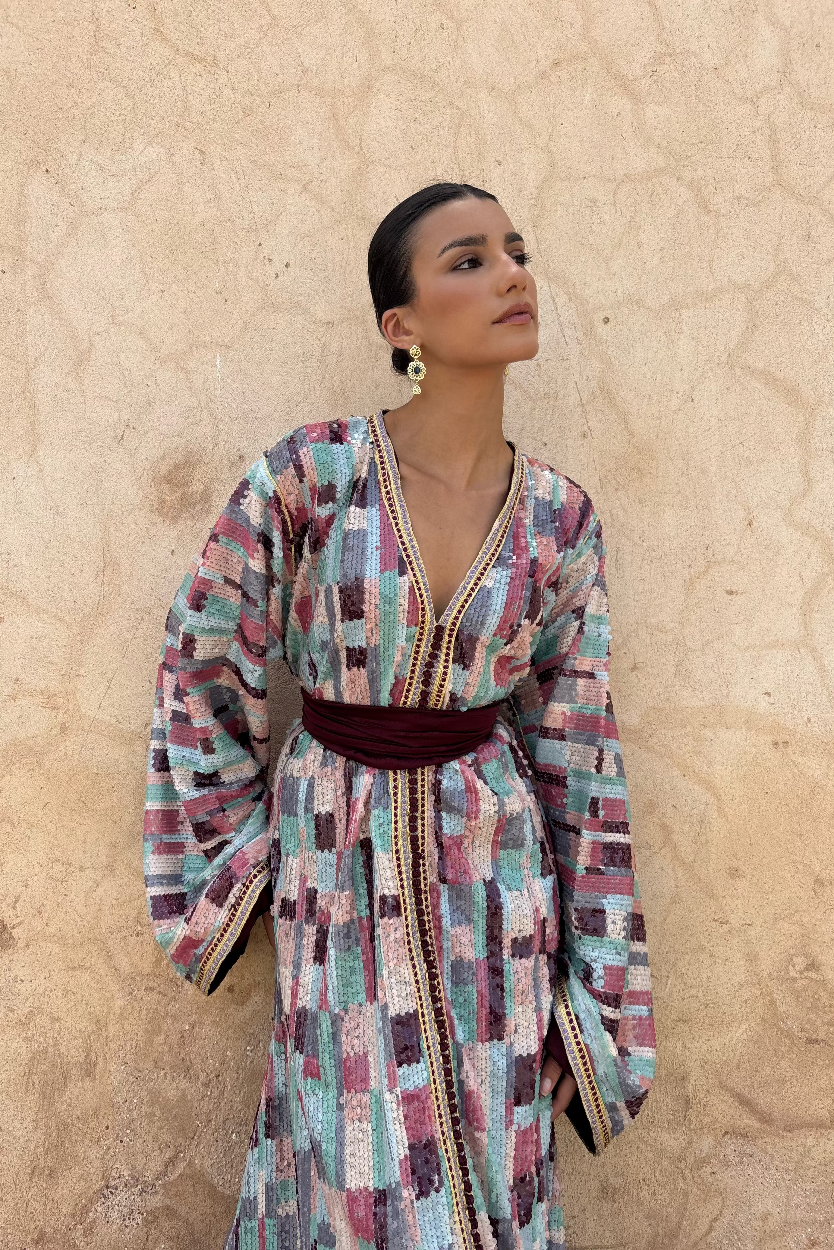 Caftan en sequins multicolores, vue de dos