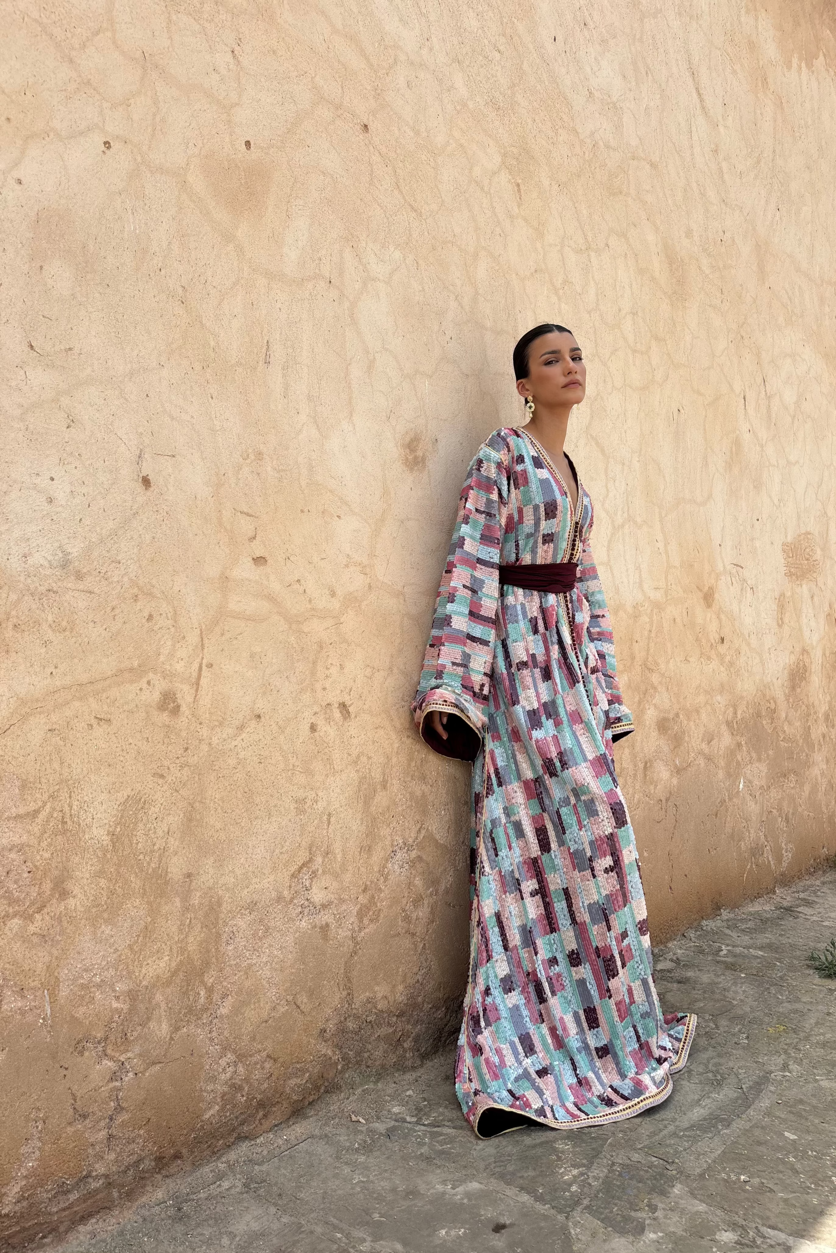 Caftan en sequins multicolores, détail des reflets