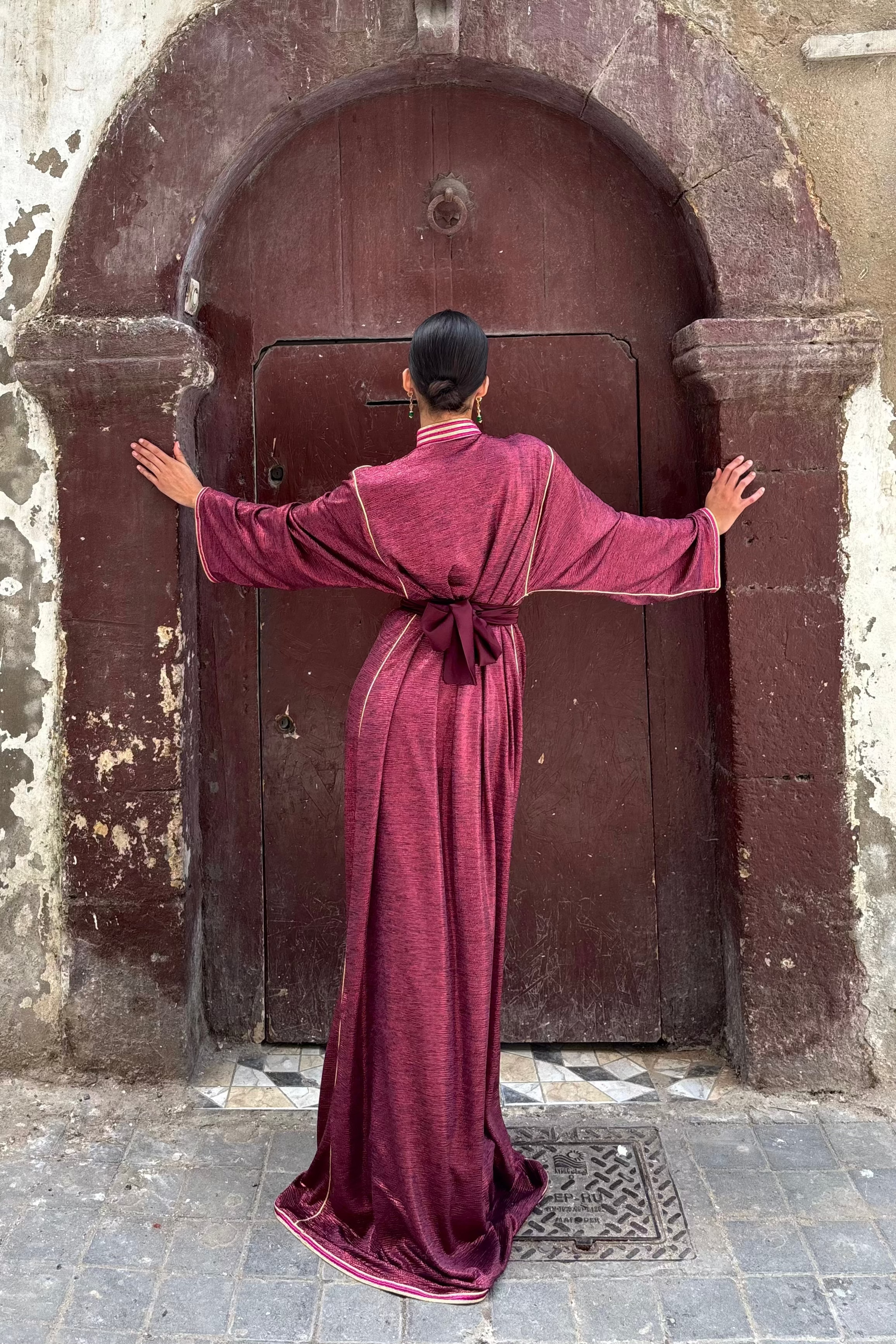 Caftan en lamé fuchsia, détail du col officier et du bouton aâkad