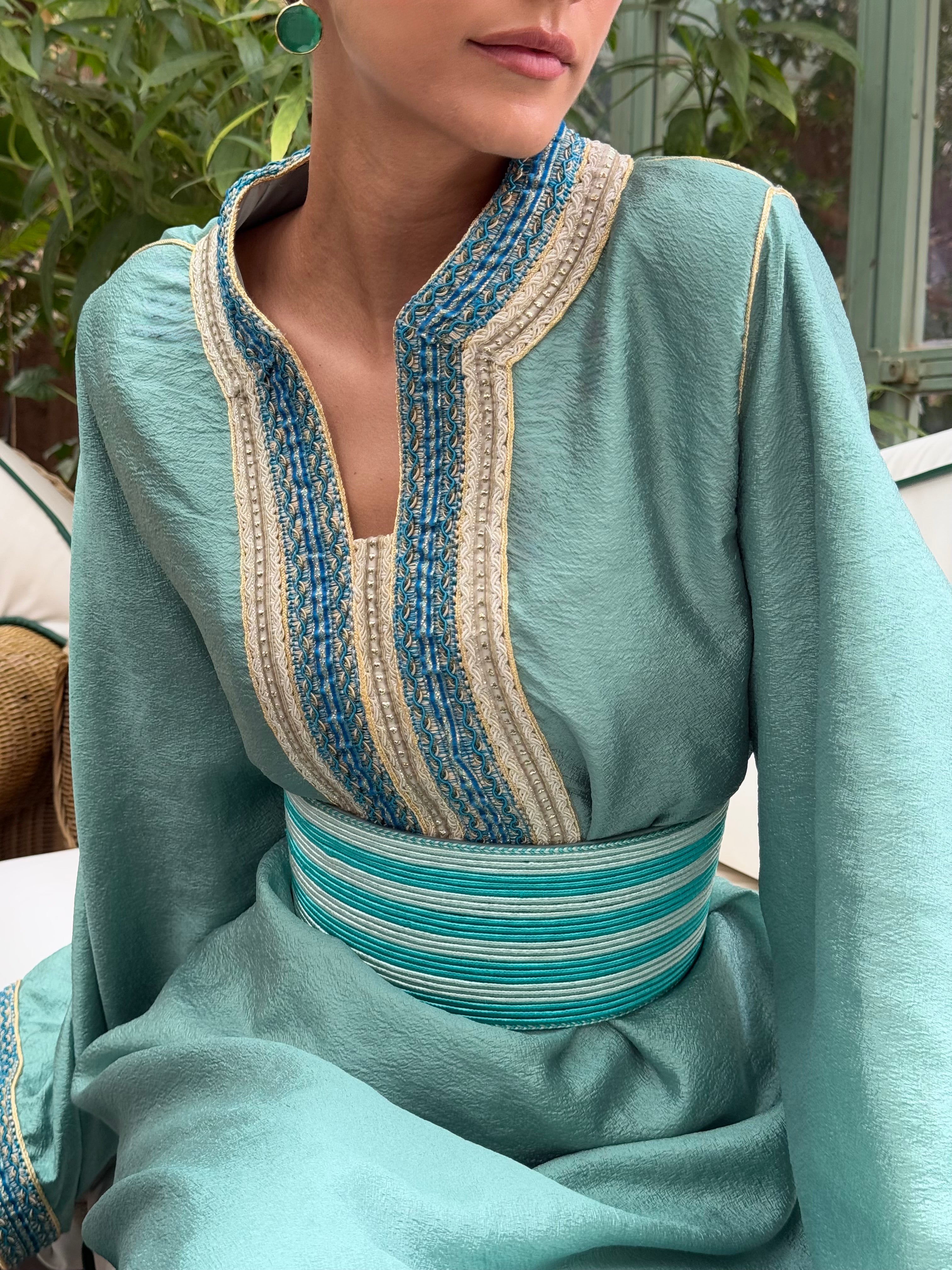Caftan Moderne en Satin Drapé Vert d'eau Ceinture Rigide