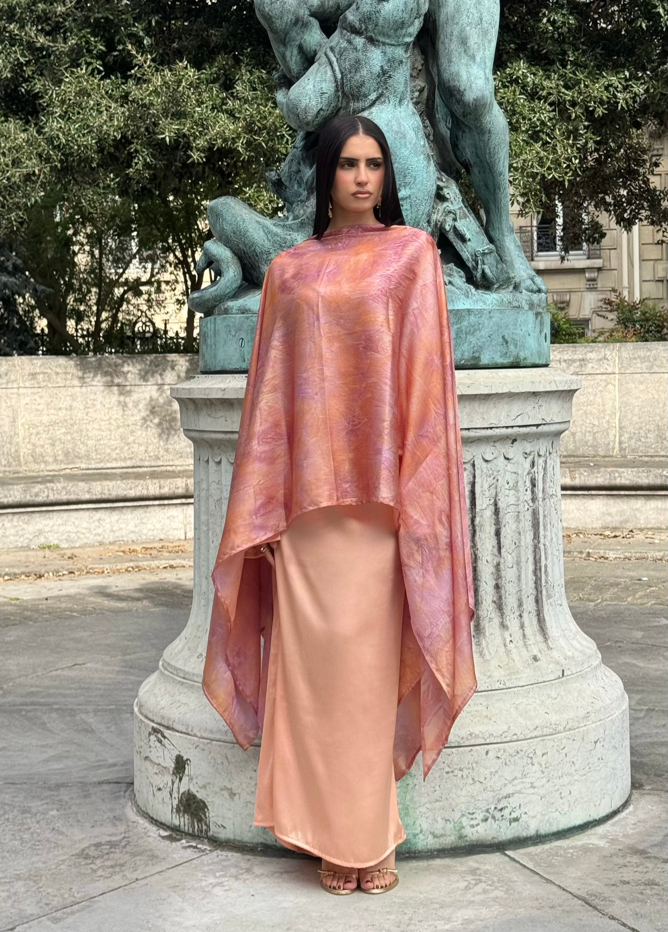 Cape et Robe Rose Imprimée En Soie Lamée