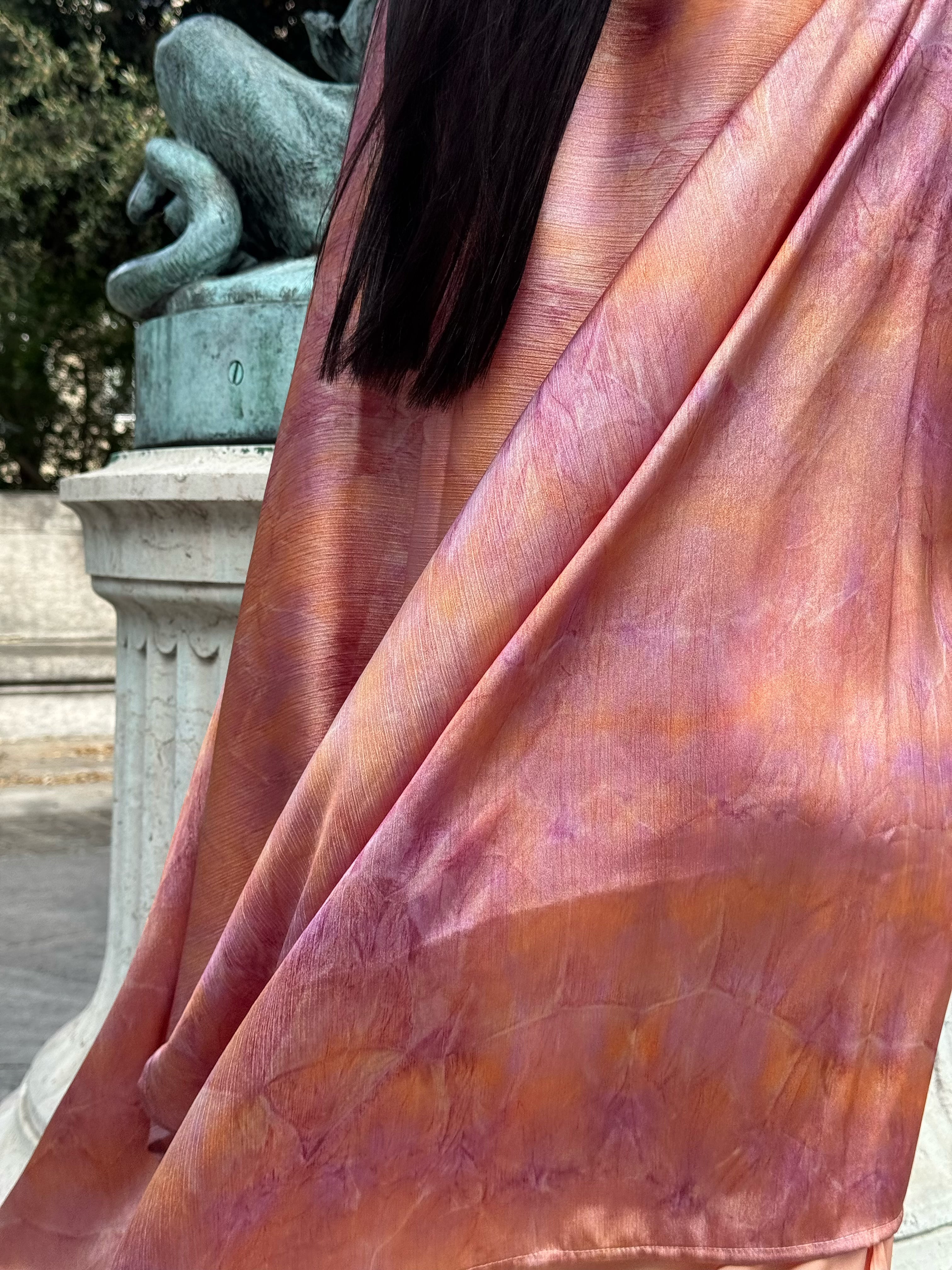 Cape et Robe Rose Imprimée En Soie Lamée