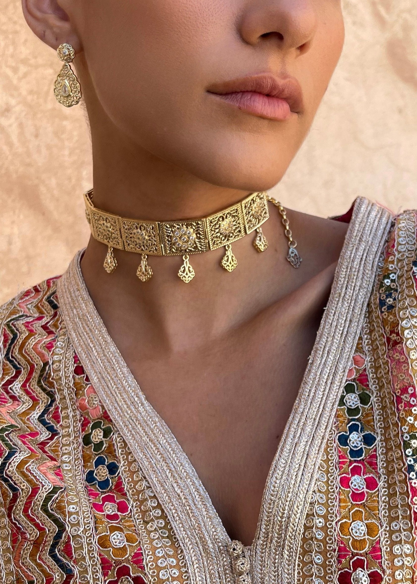 Ensemble collier choker et boucles d'oreilles dorées