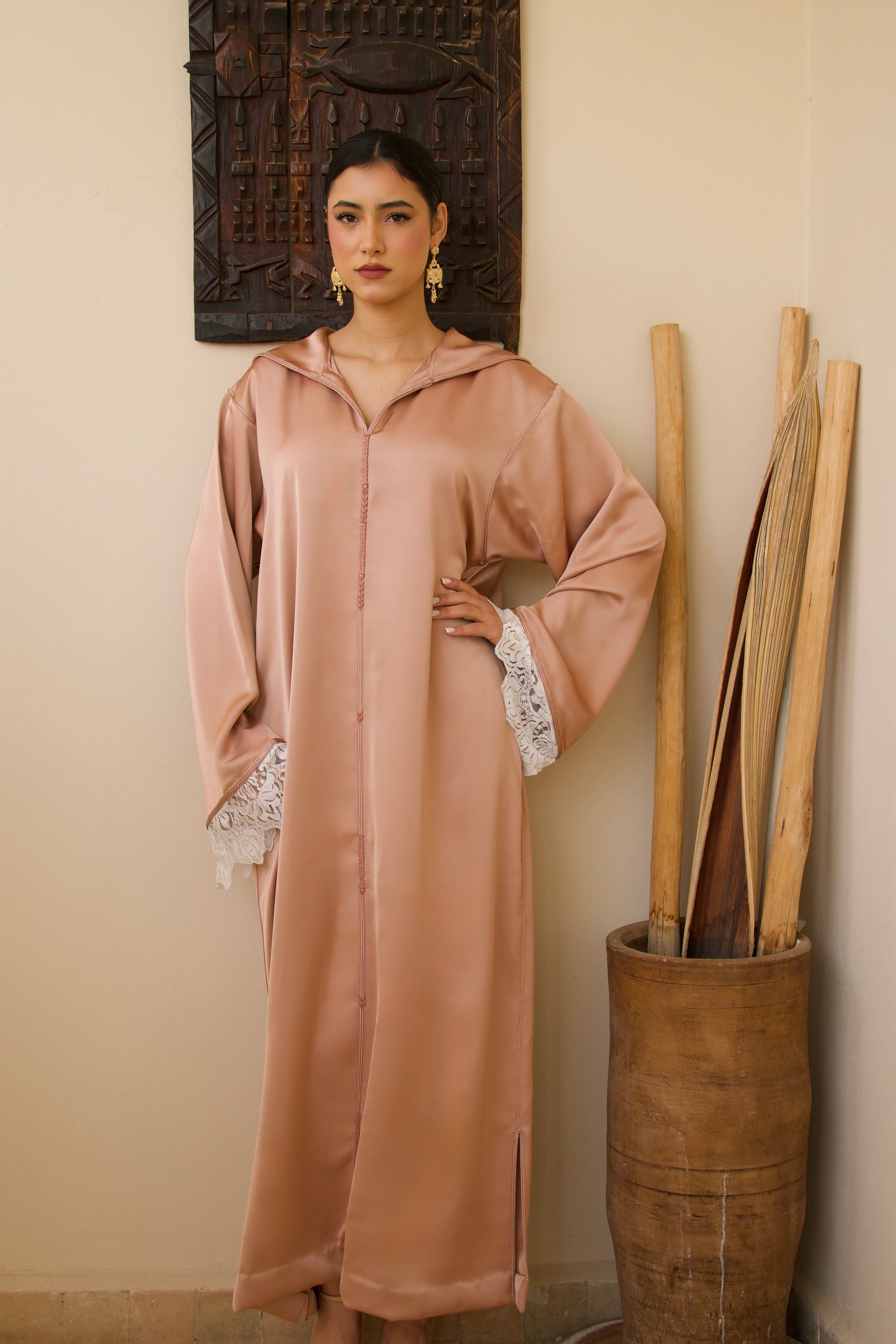 Jellaba rose en satin duchesse avec capuche, sfifa et dentelle, vue de face.