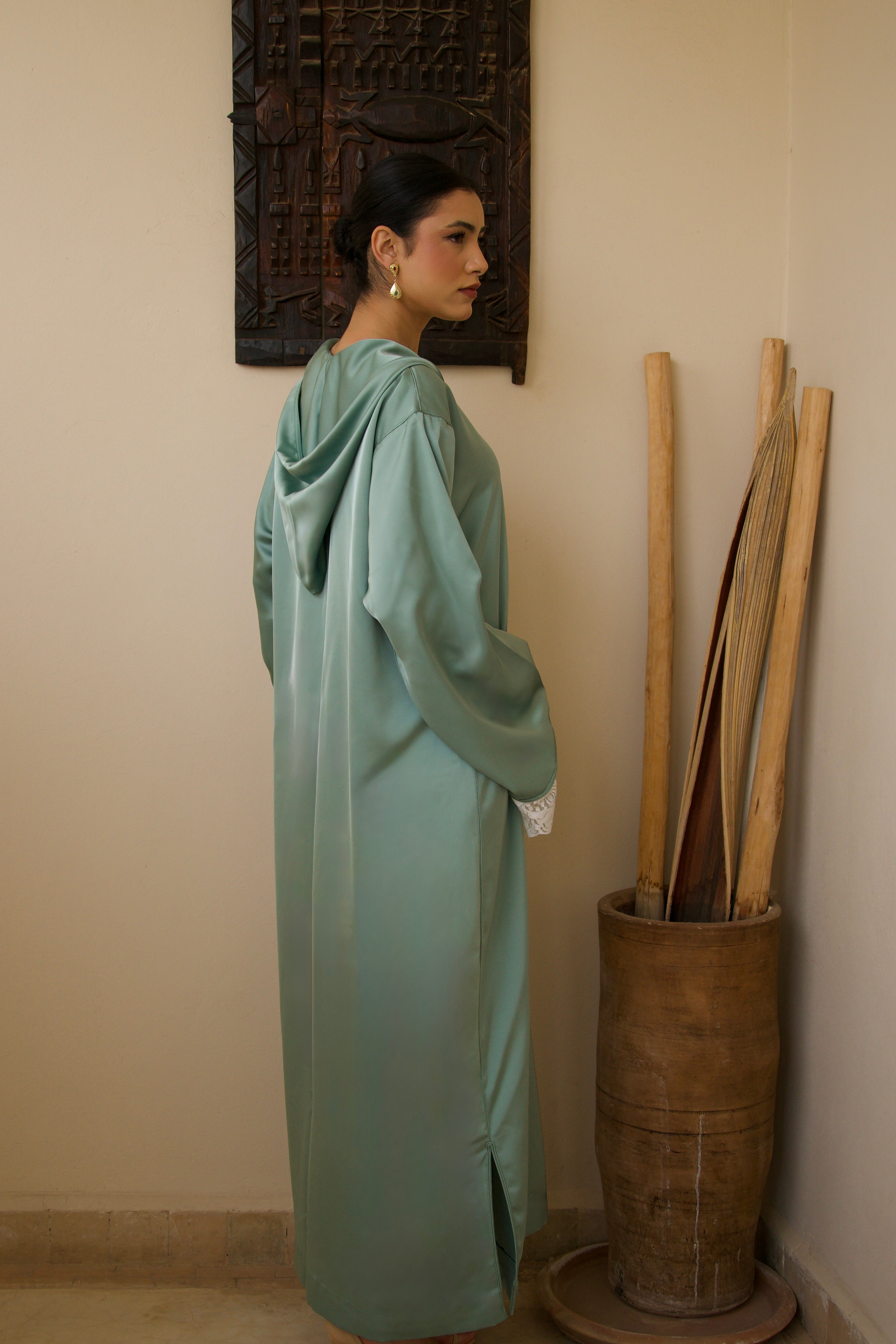 Jellaba turquoise en satin duchesse ornée de sfifa et dentelle, vue de dos.