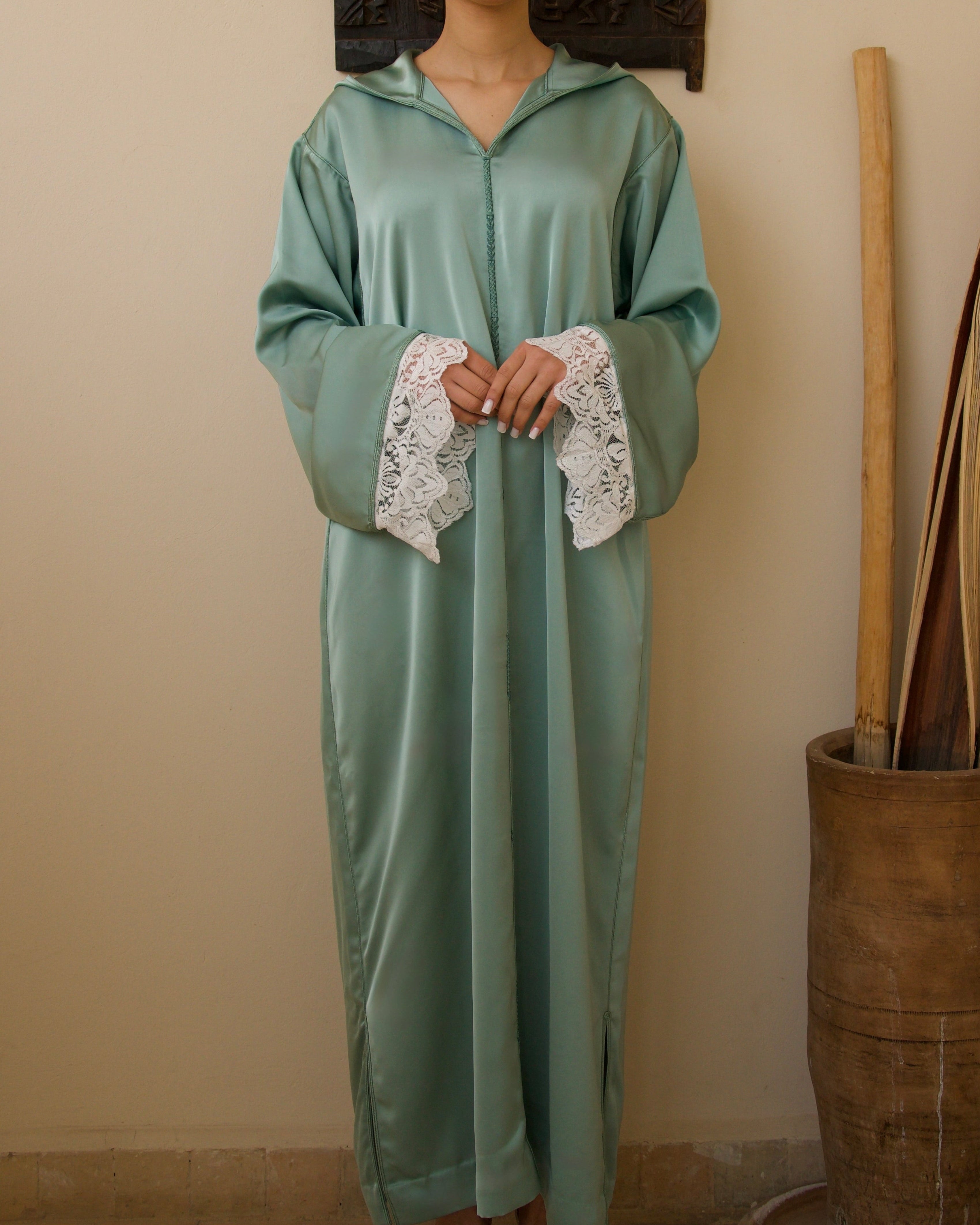 Jellaba turquoise en satin duchesse avec capuche, sfifa et dentelle, vue de face.
