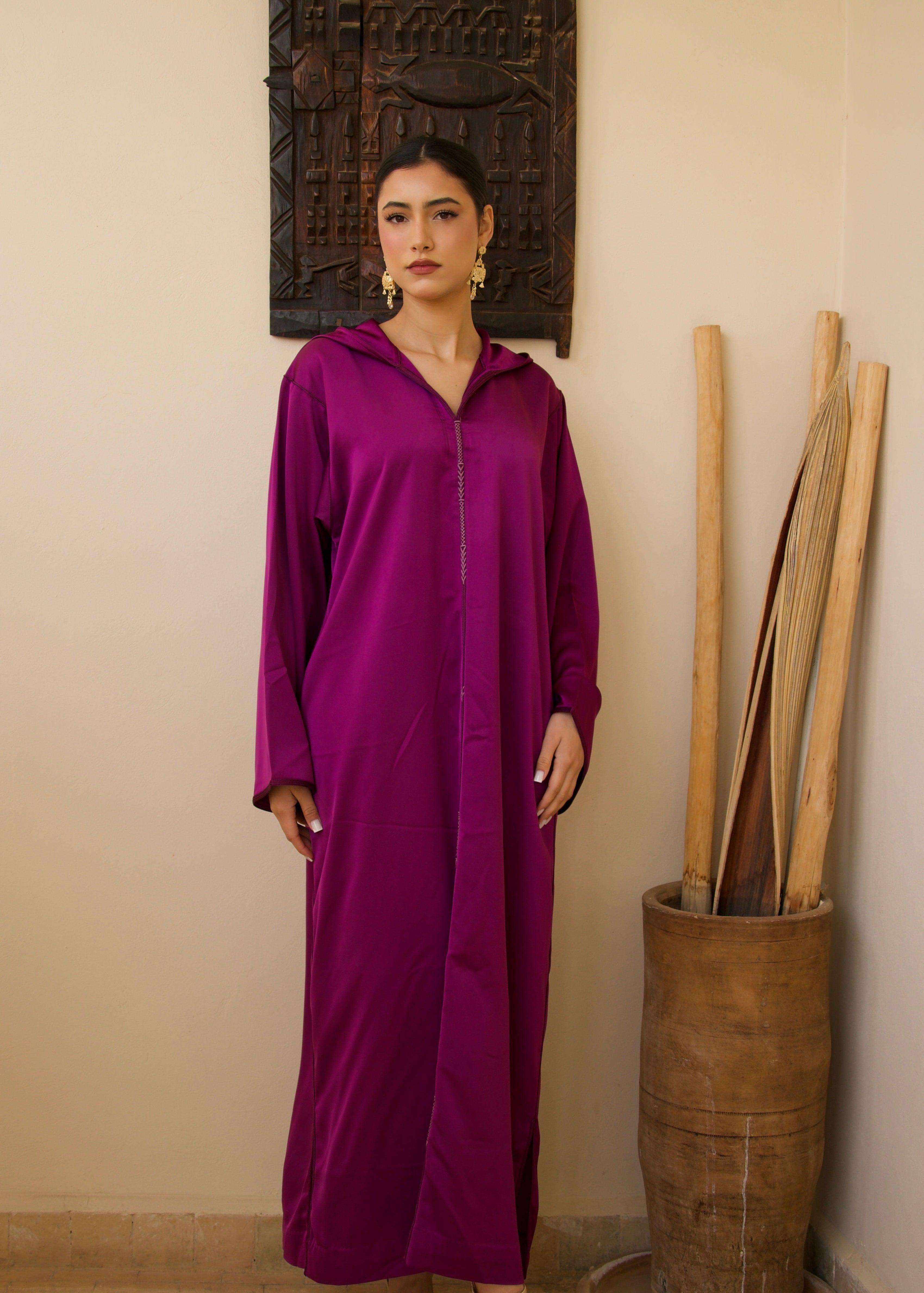 Jellaba violette en satin duchesse avec capuche, sfifa vue de face.