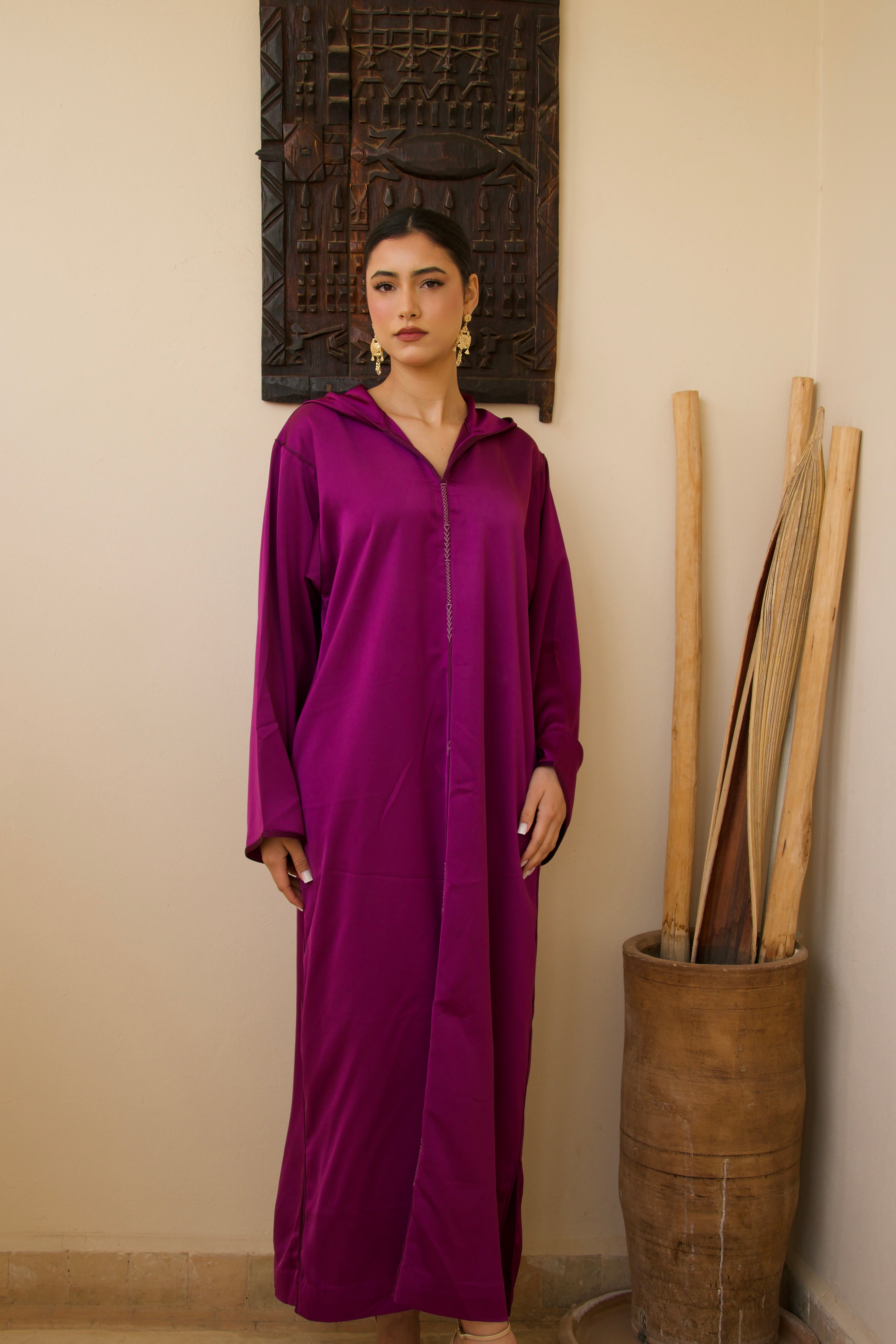 Jellaba violette en satin duchesse avec capuche, sfifa vue de face.