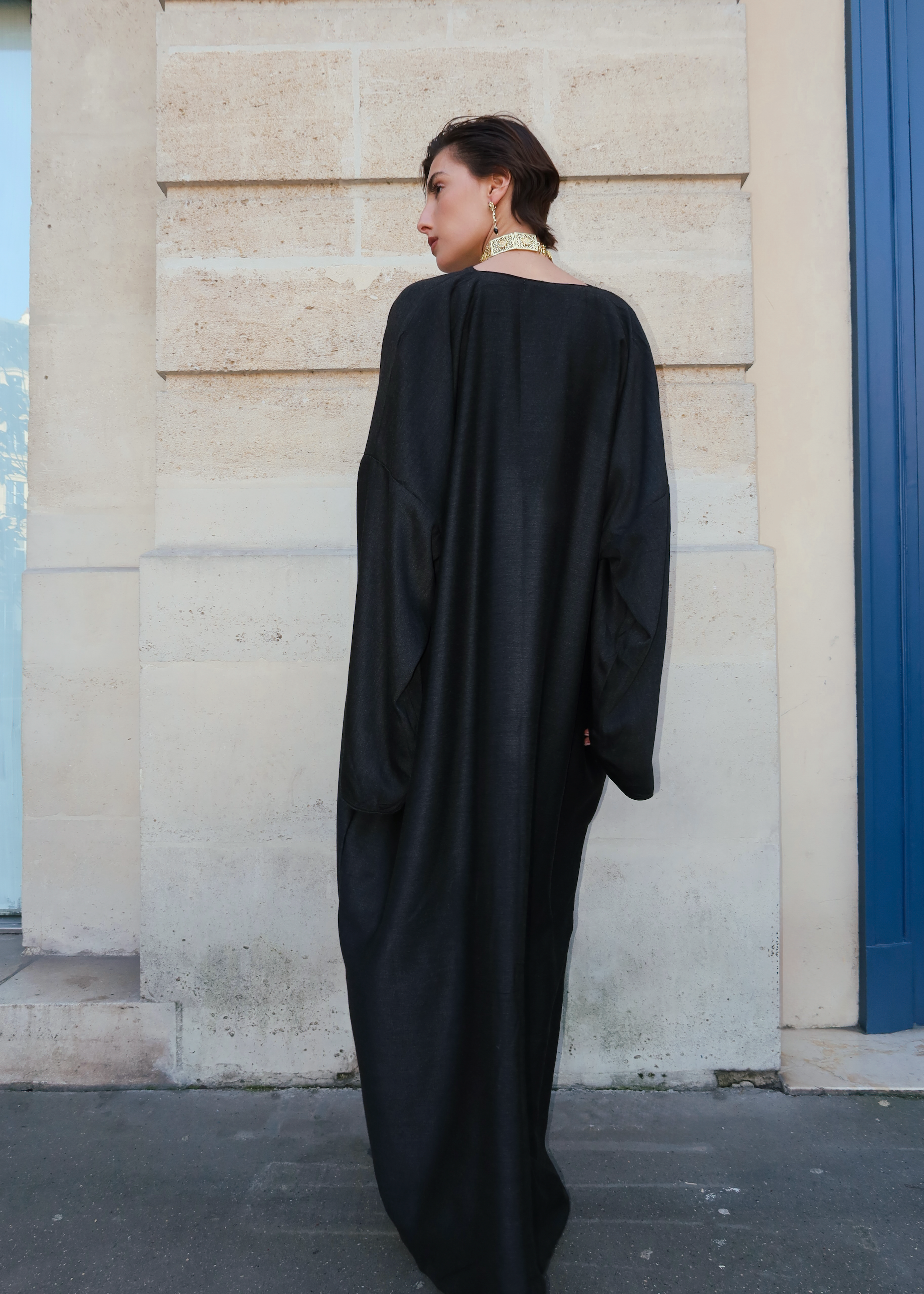 Vue de dos d’une robe en soie Mlifa grise, coupe fluide et finitions raffinées d’inspiration marocaine