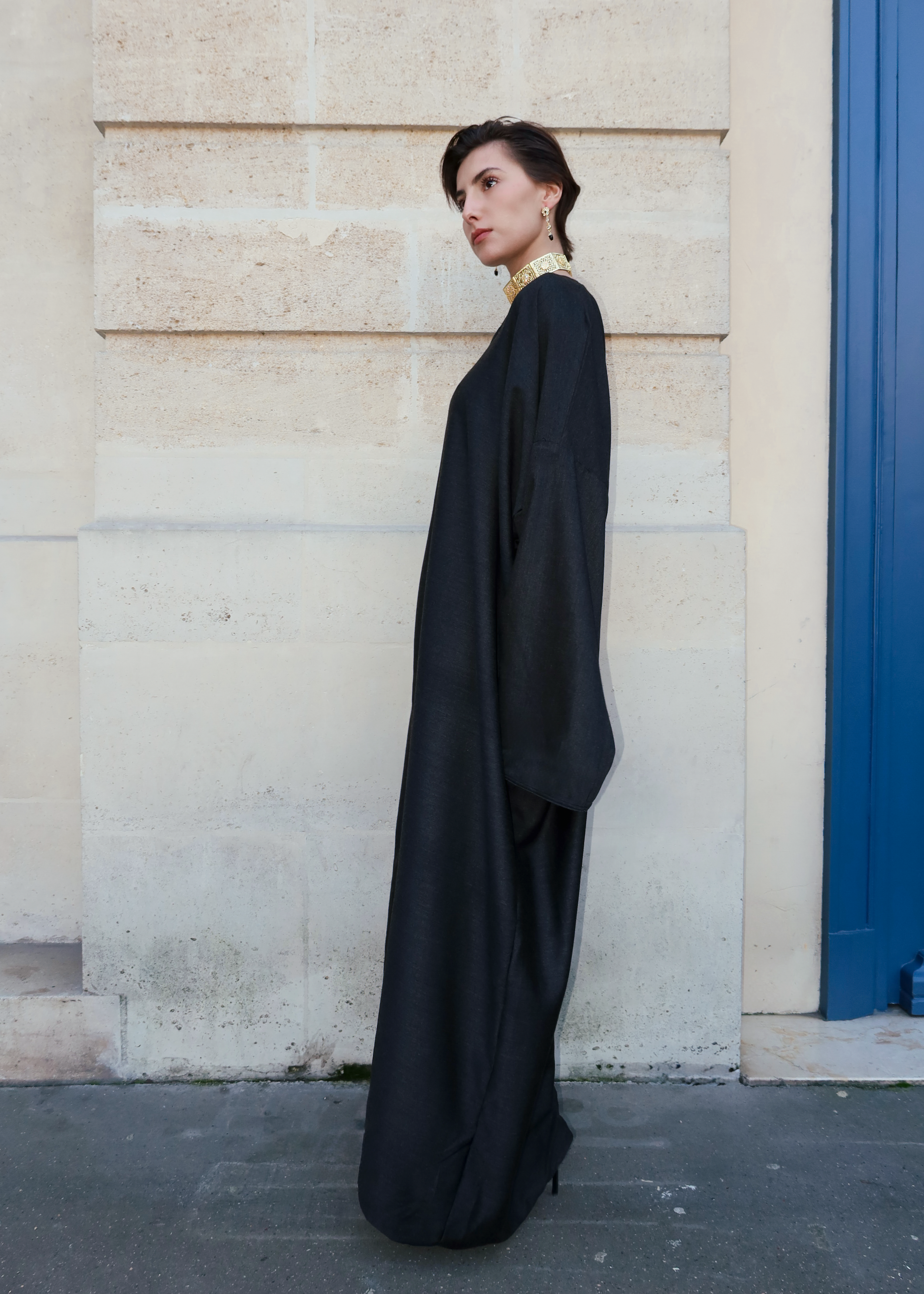 Profil d’une robe Mlifa grise en soie naturelle mettant en valeur une silhouette élégante et traditionnelle