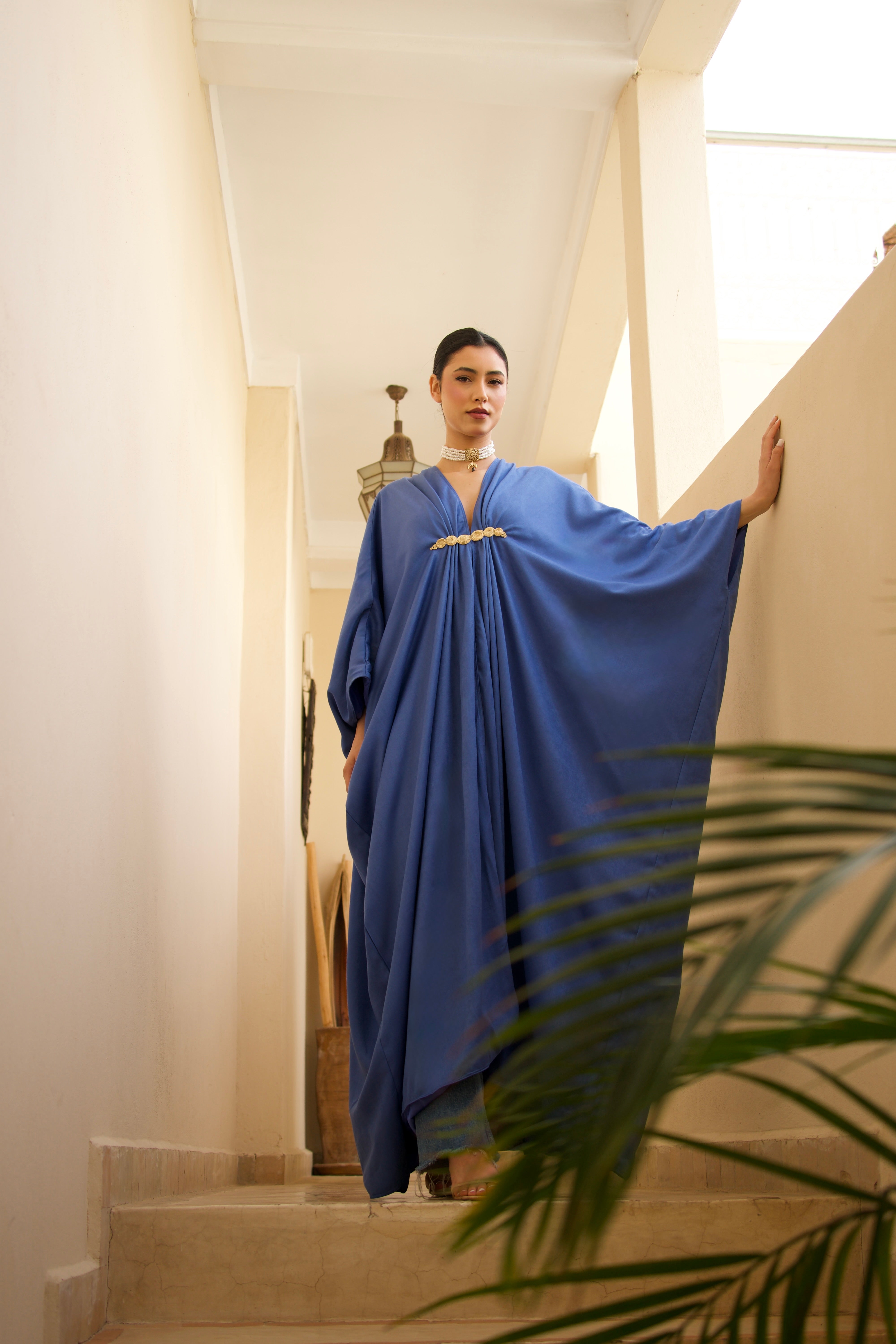 Robe longue en soie mlifa bleue portée en mouvement, tissu fluide et élégant.