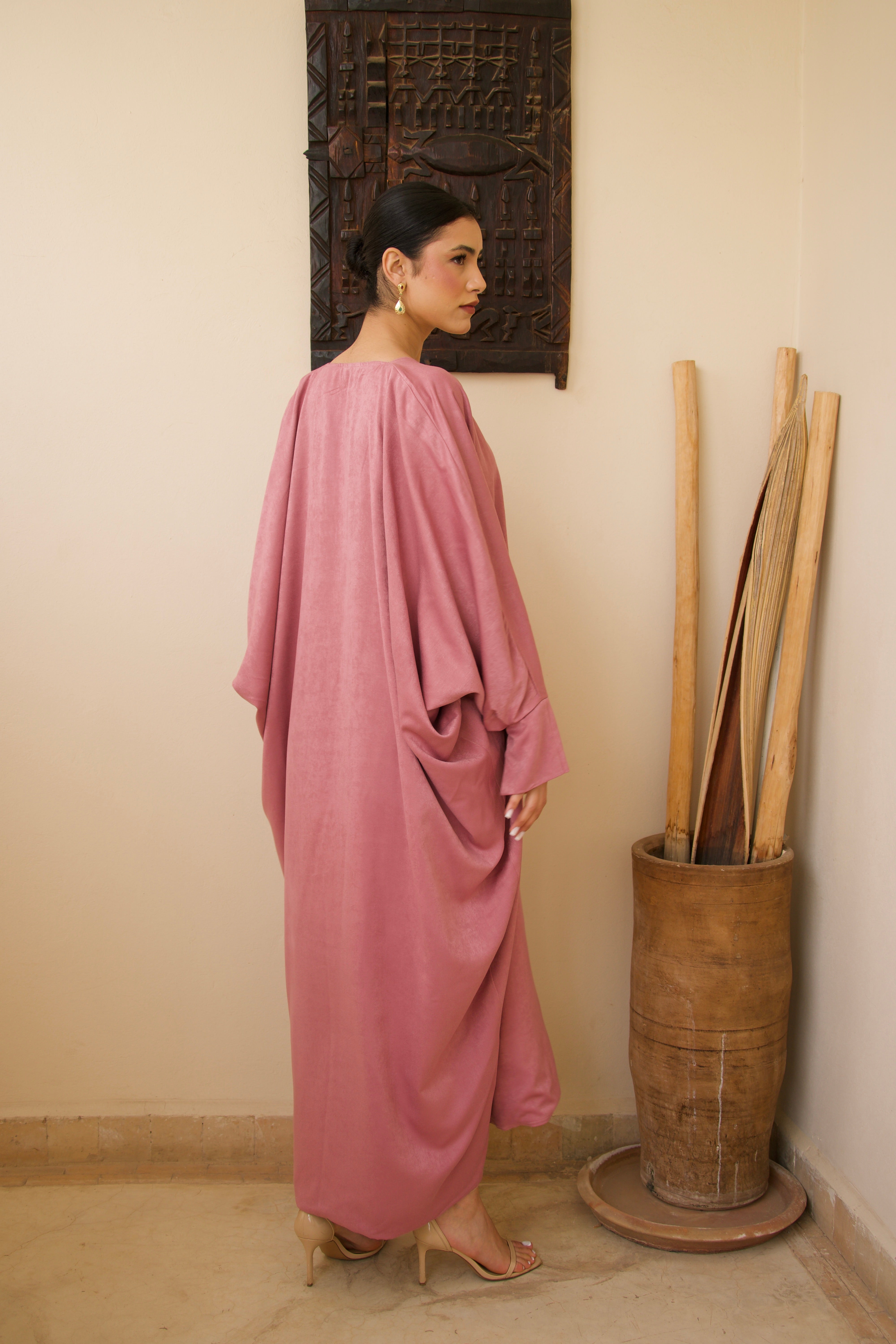 Robe longue rose en soie mlifa fluide, vue de dos.