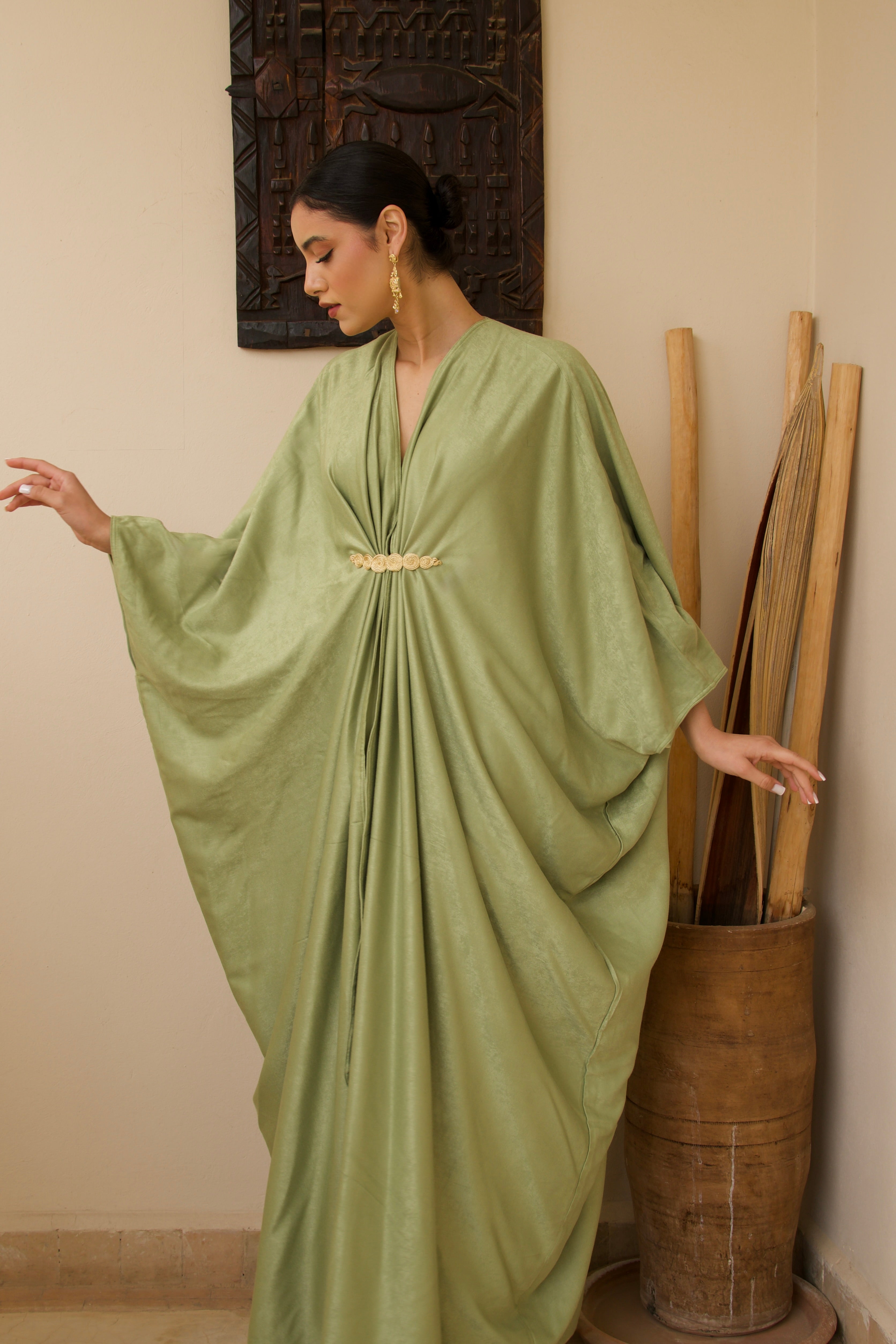 Robe longue verte en soie mlifa portée en mouvement, tissu fluide et élégant.