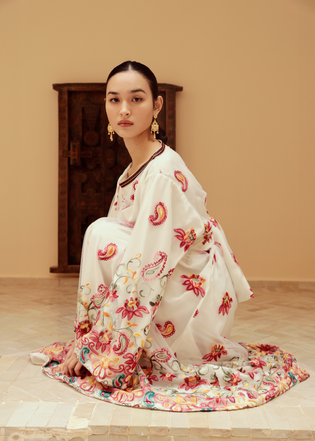 Robe en tulle bordeaux brodé avec finitions sfifa, vue de face élégante