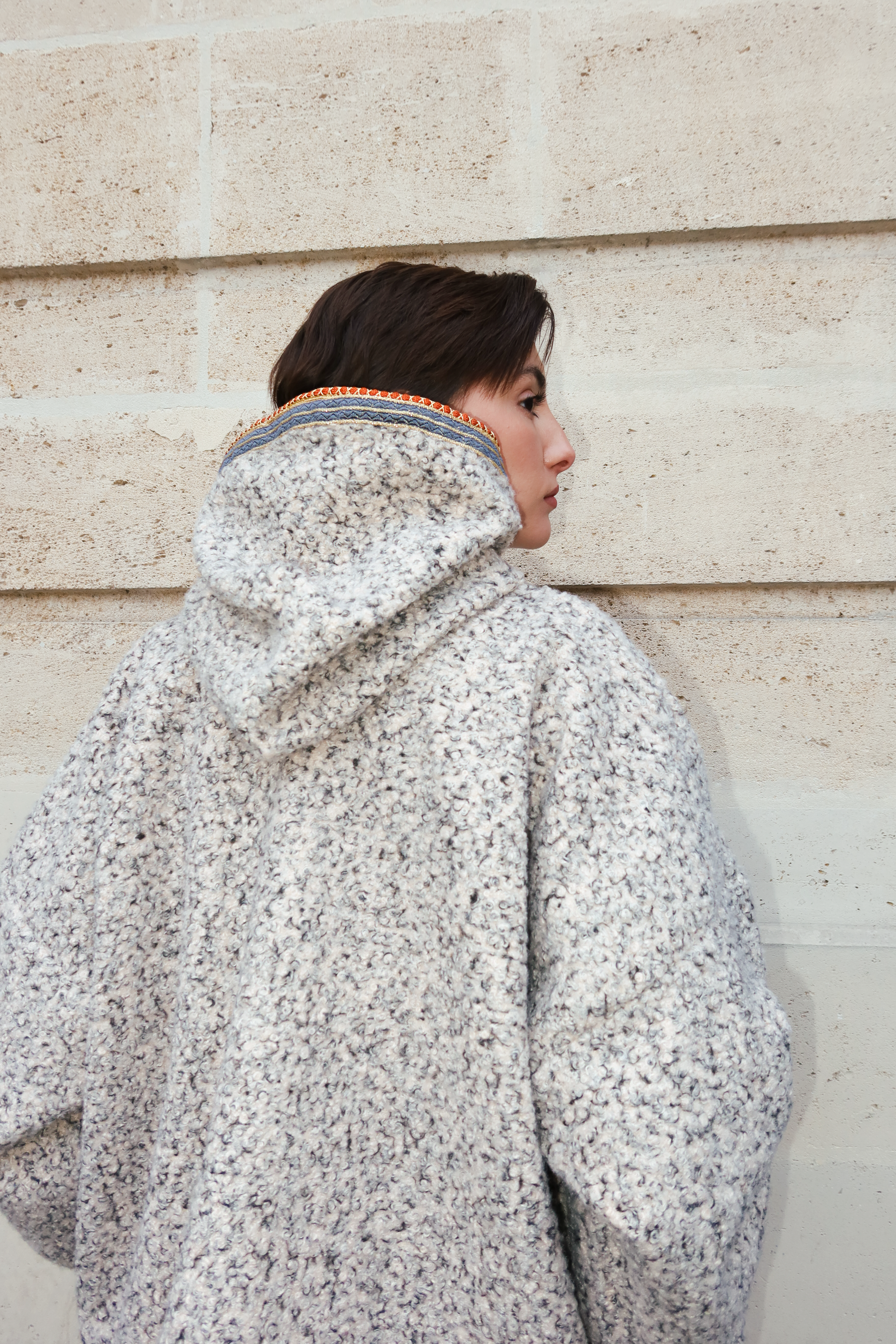Vue de dos d’un sweat gilet en laine bouclée beige, coupe confortable et finitions sfifa élégantes