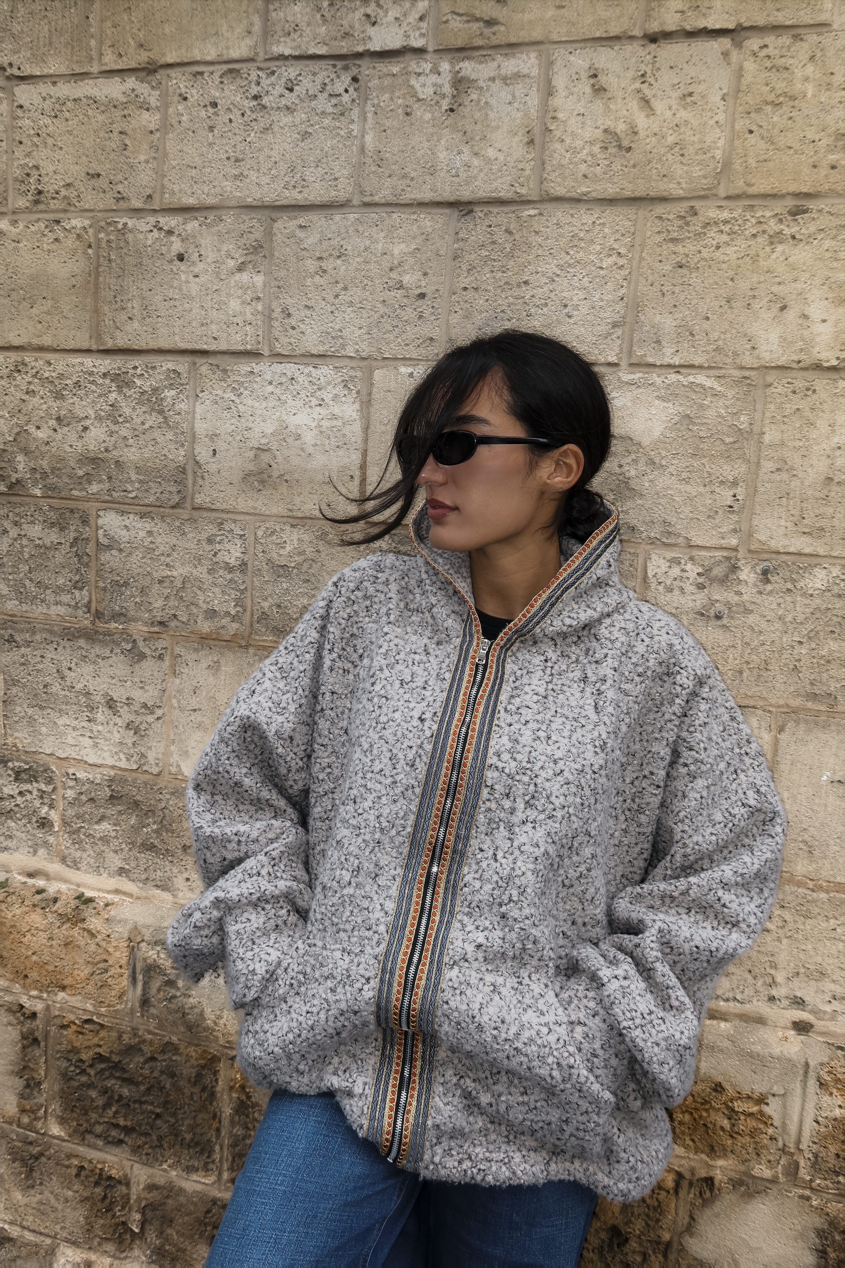 Sweat gilet en laine bouclée beige avec sfifa marocaine orange et grise vu de face