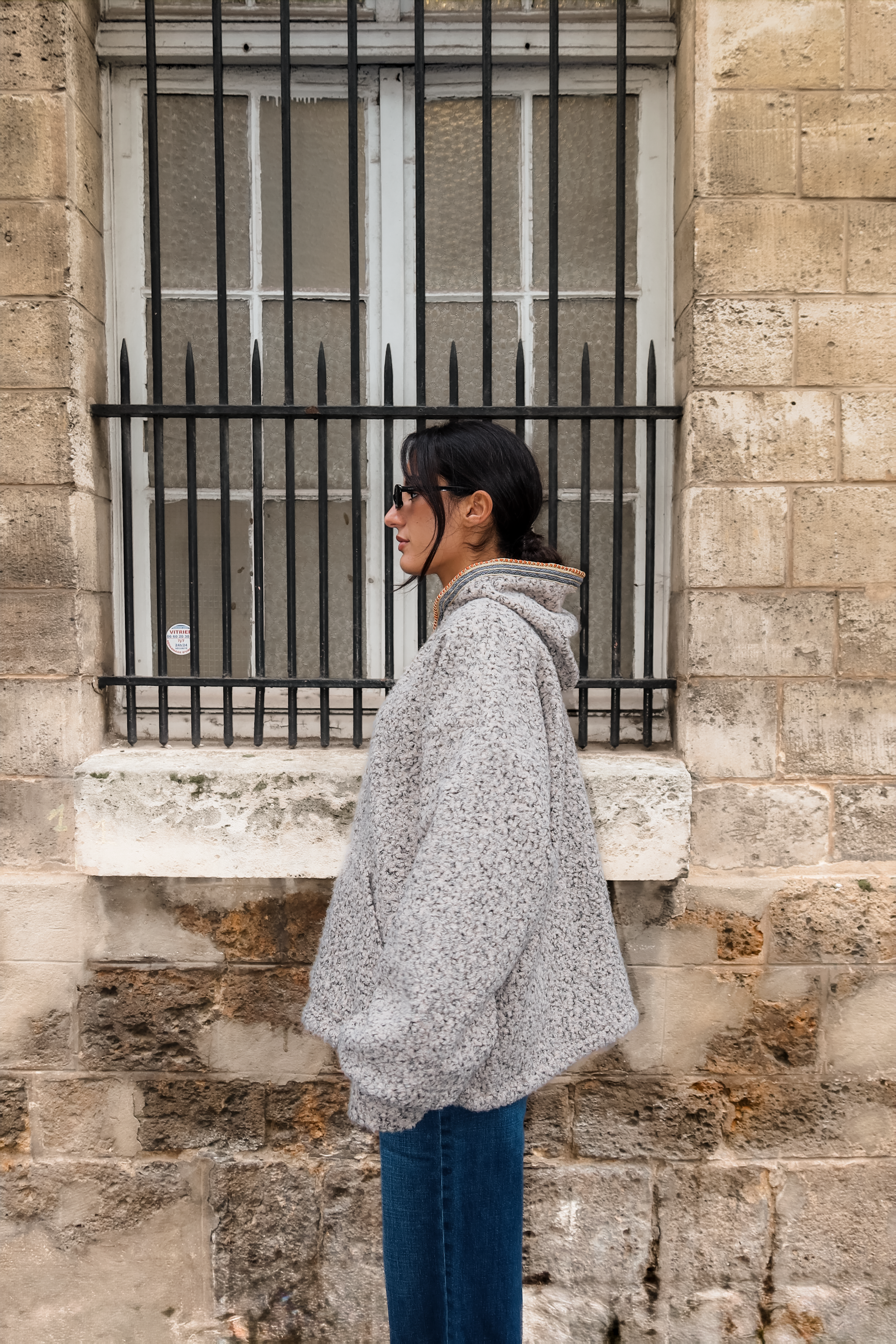 Sweat gilet en laine bouclée beige avec sfifa marocaine orange et grise vu de profil