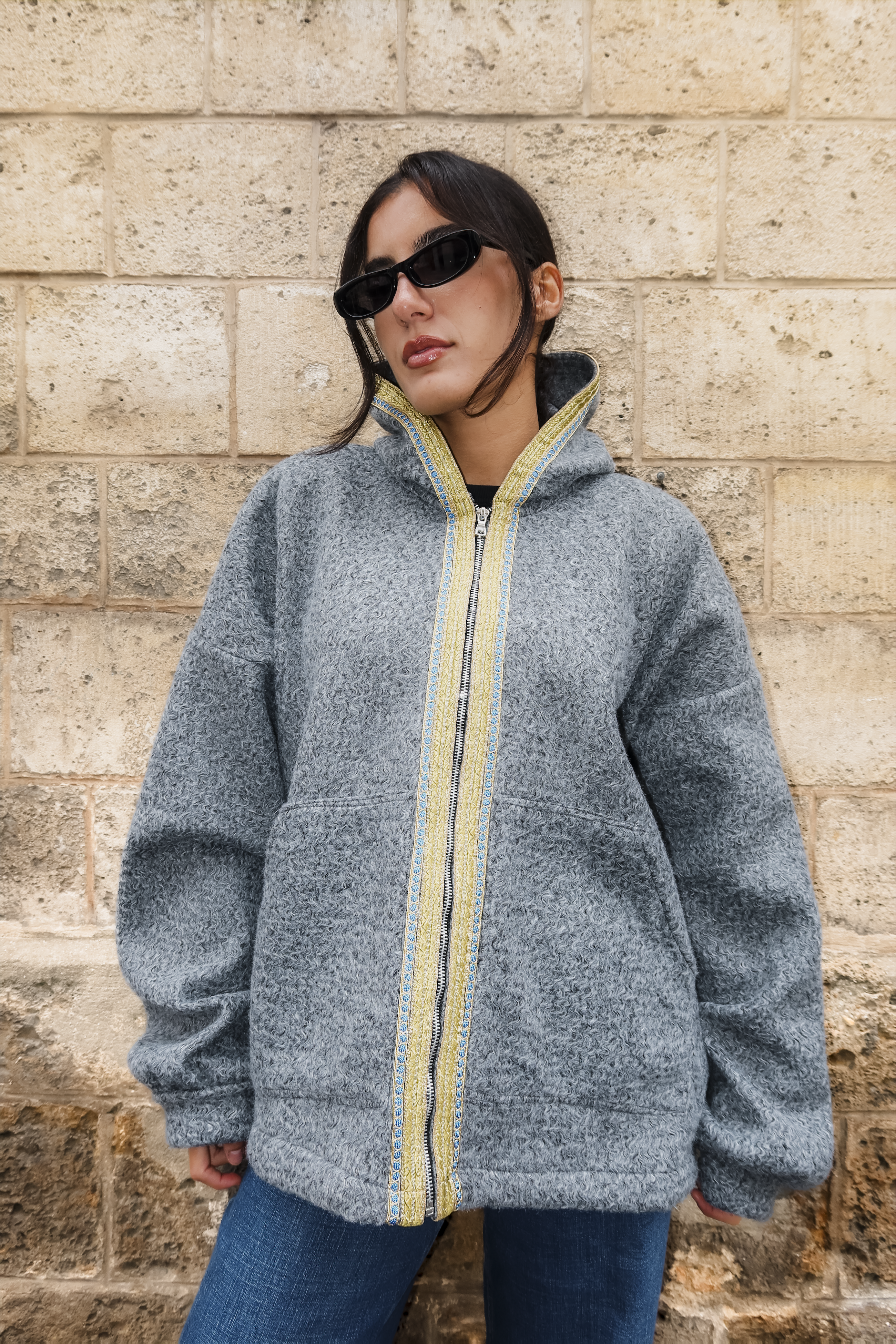 Sweat gilet en laine bouclée grise avec sfifa marocaine verte et bleue vu de face