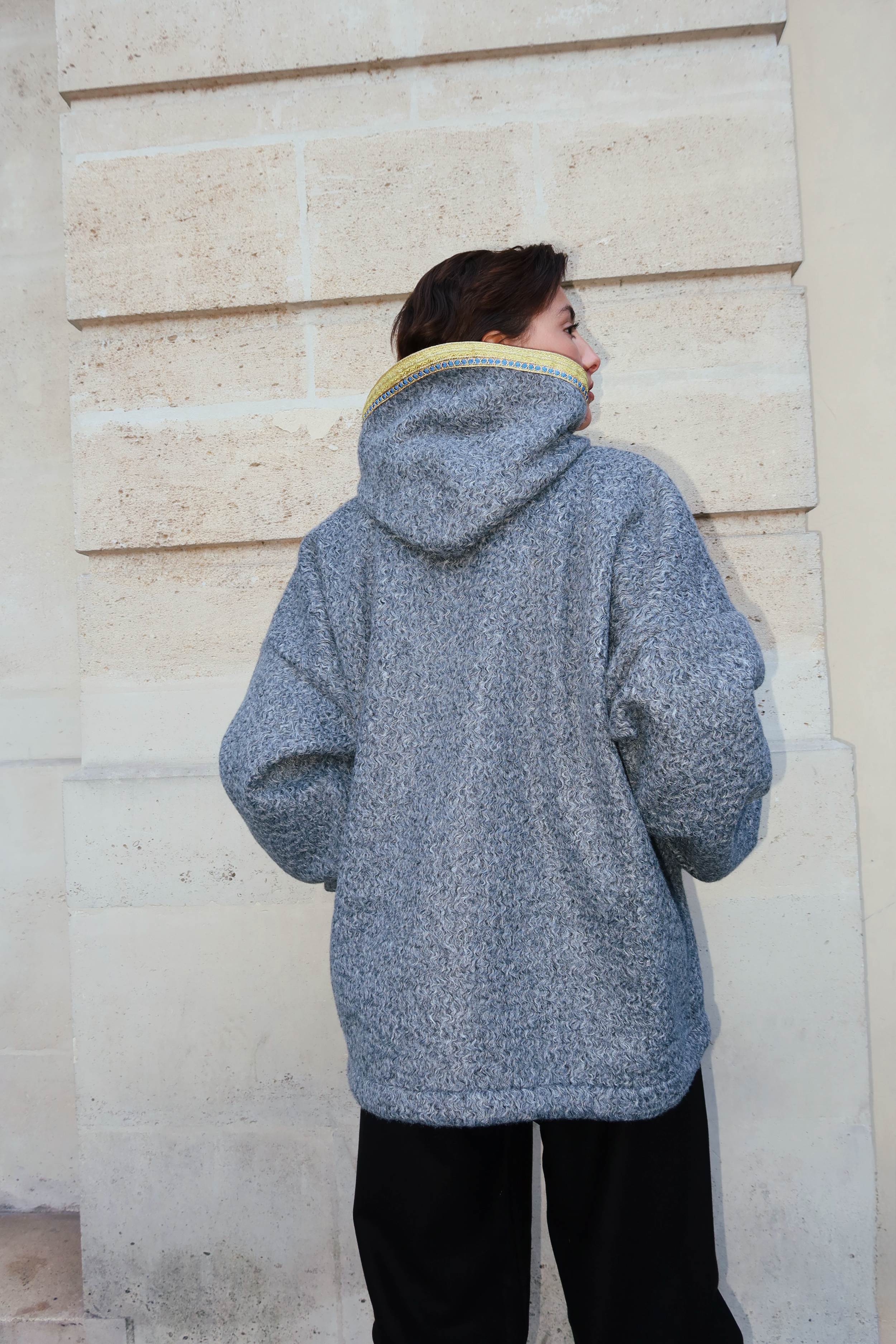 Vue de dos d’un sweat en laine bouclée grise, coupe confortable et finitions sfifa élégantes