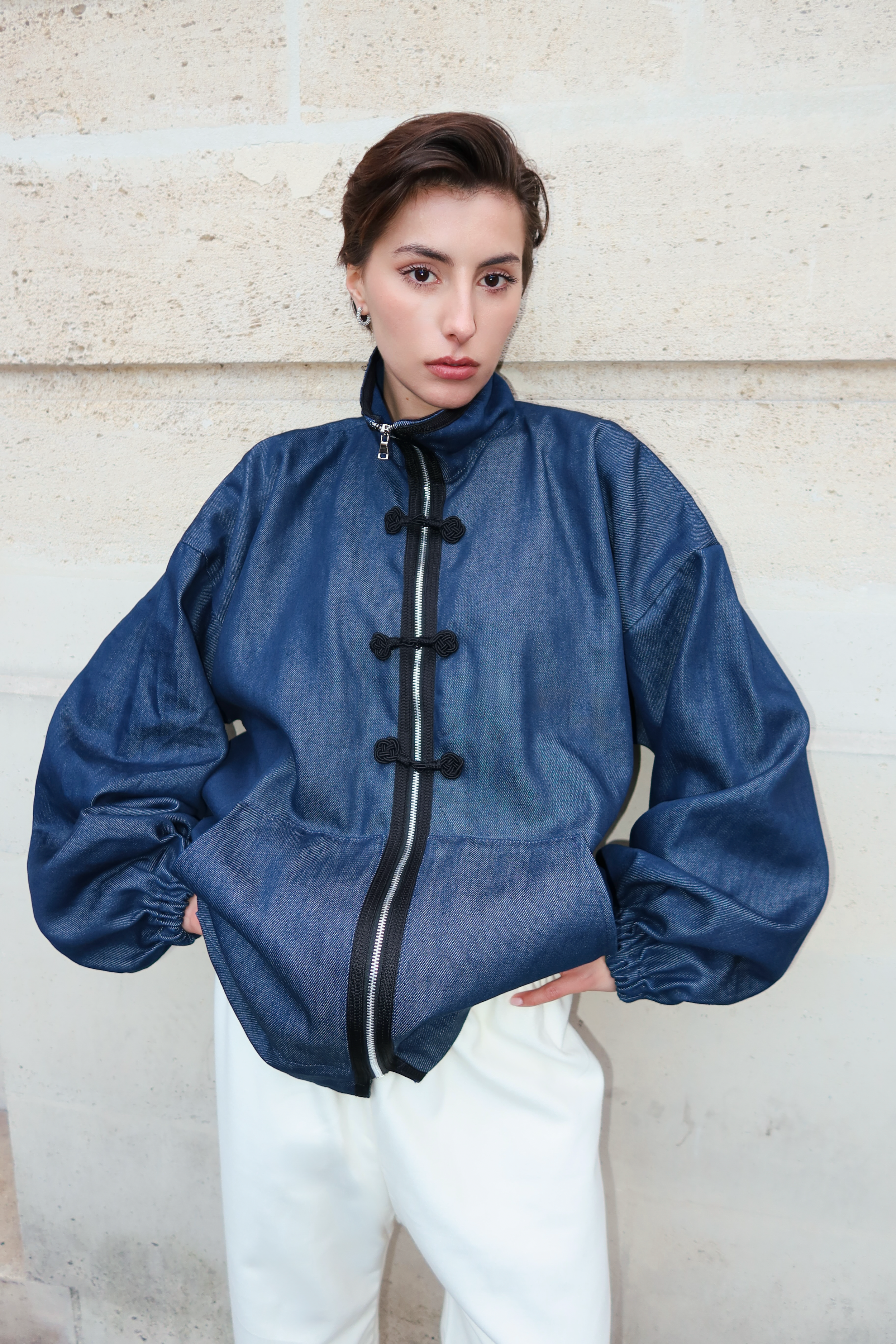 Veste en jean portée de face, avec fermeture éclair, sfifa noire et taîria marocaine artisanale