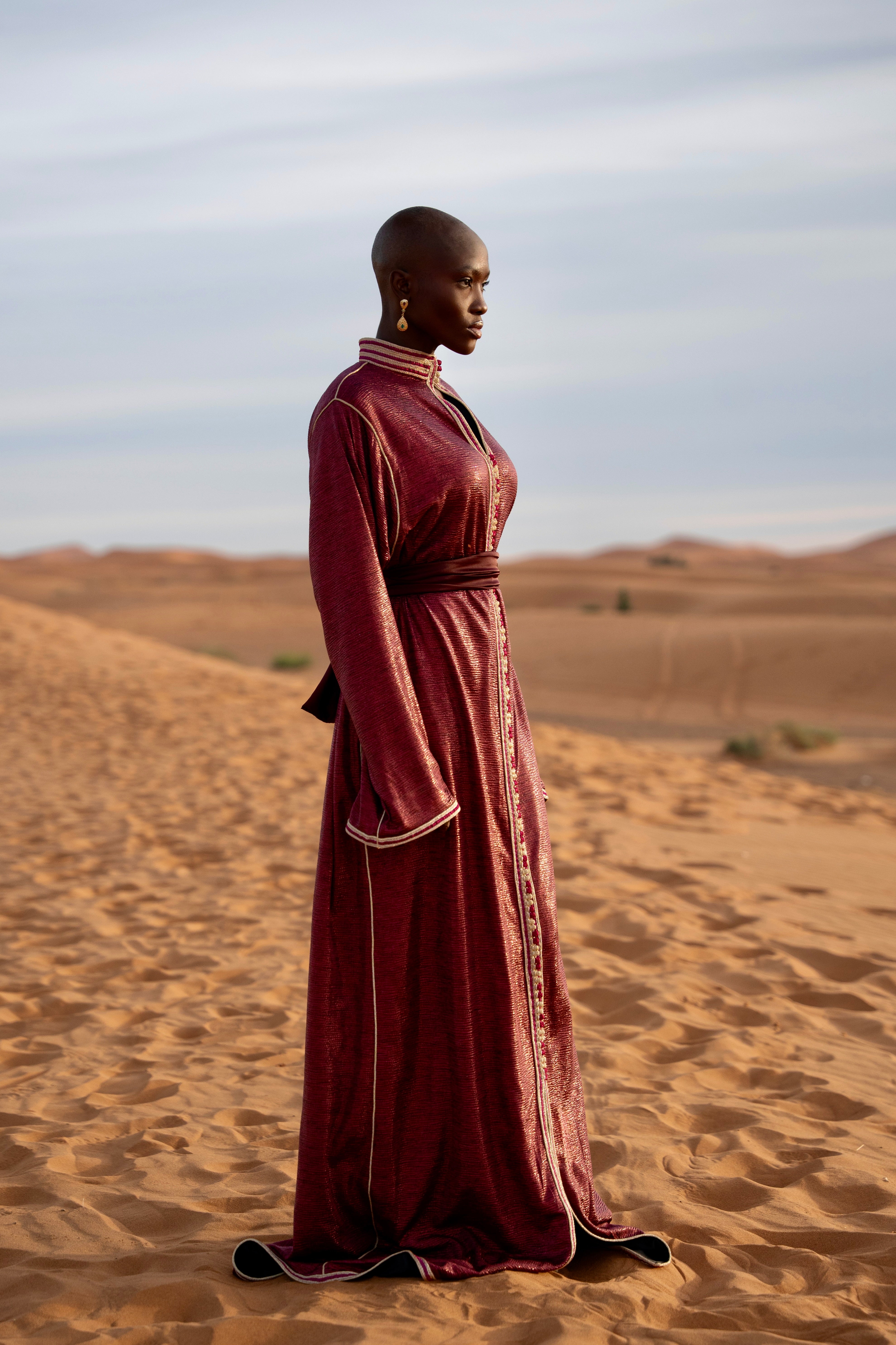 Vue de profil d’un caftan en jersey violet à la silhouette élégante
