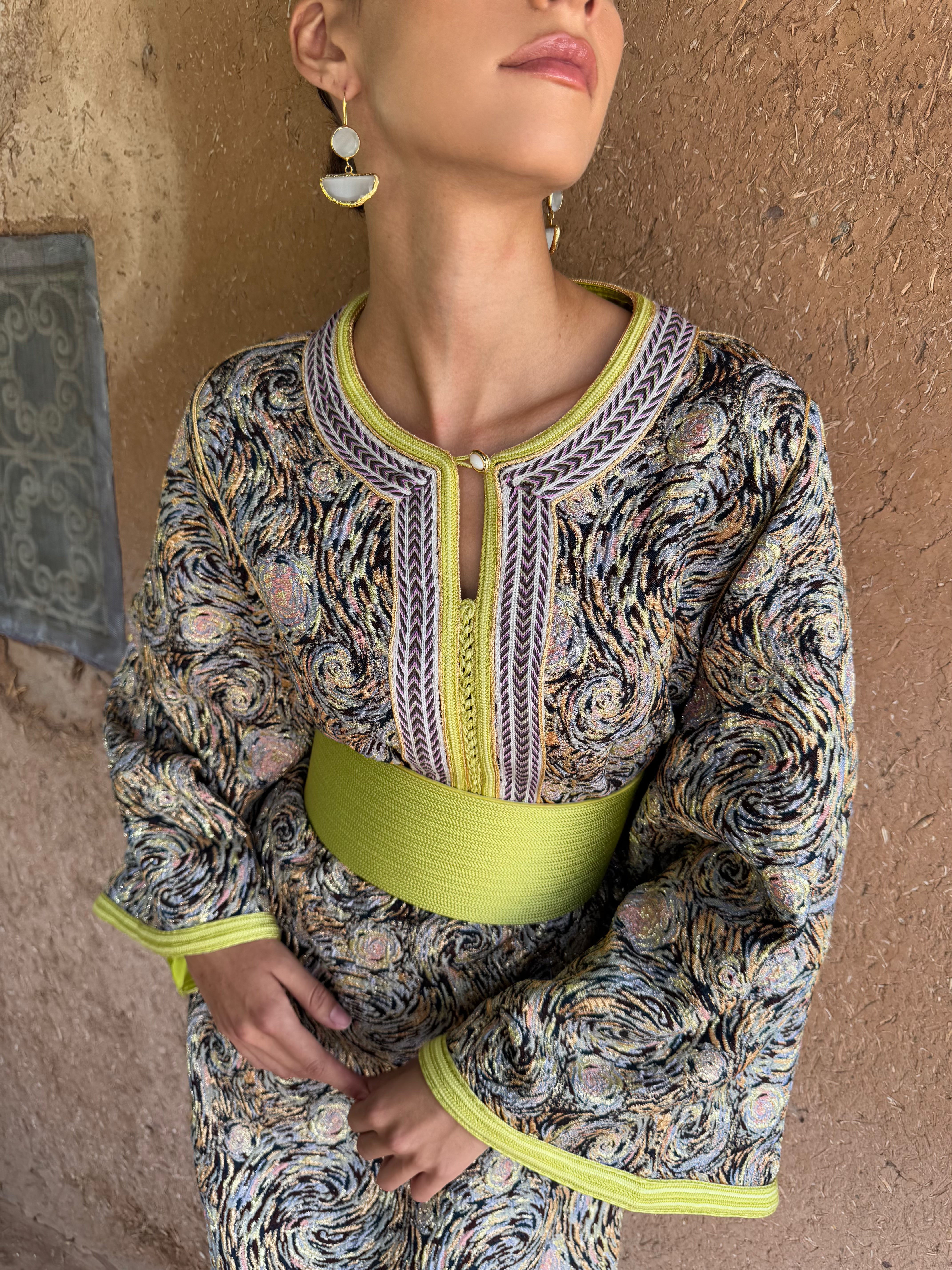 Zoom sur les détails verts du caftan brocard multicolore, motifs et broderies visibles