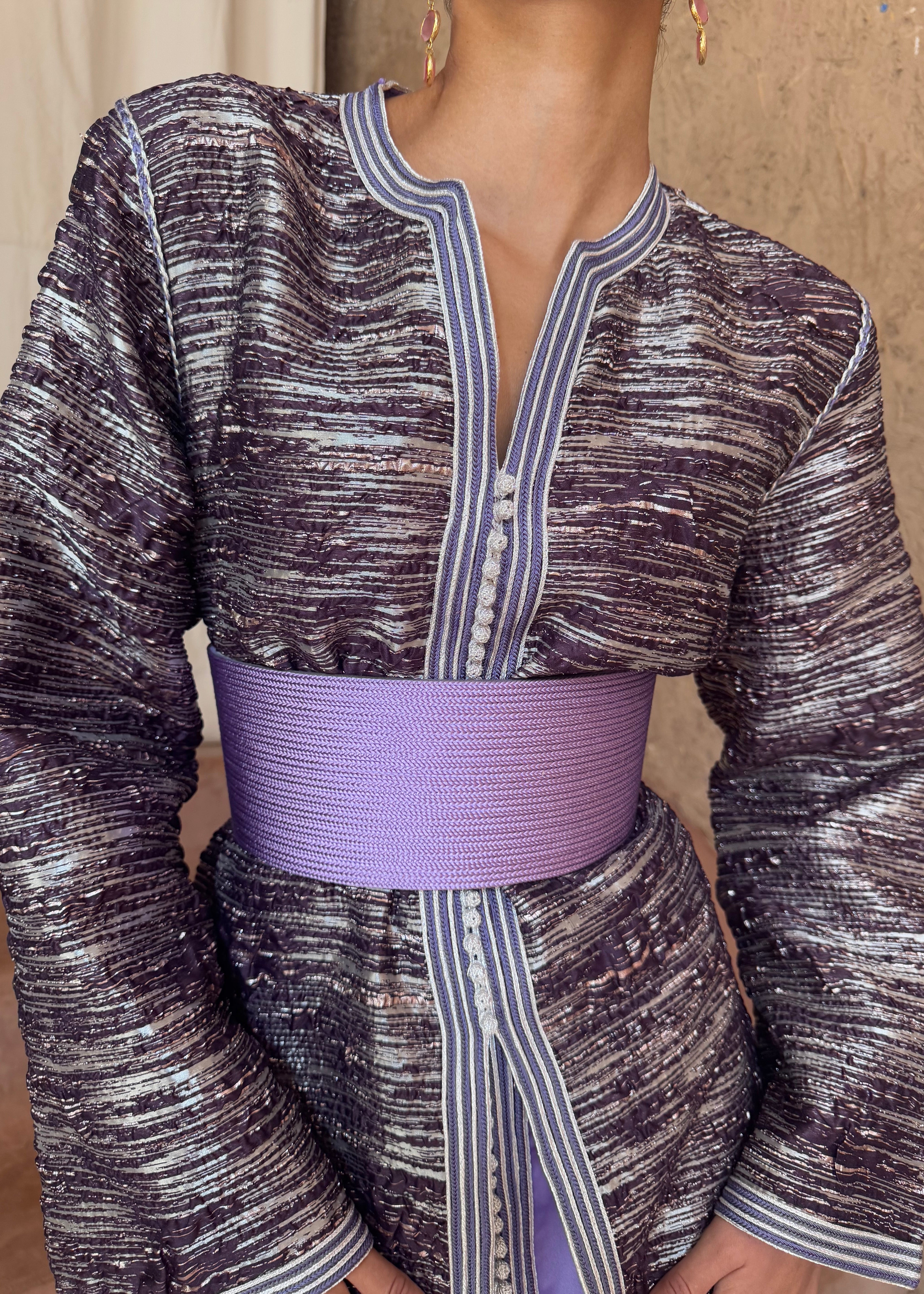 Gros plan sur le tissu brocard violet du caftan, détails de texture et broderie