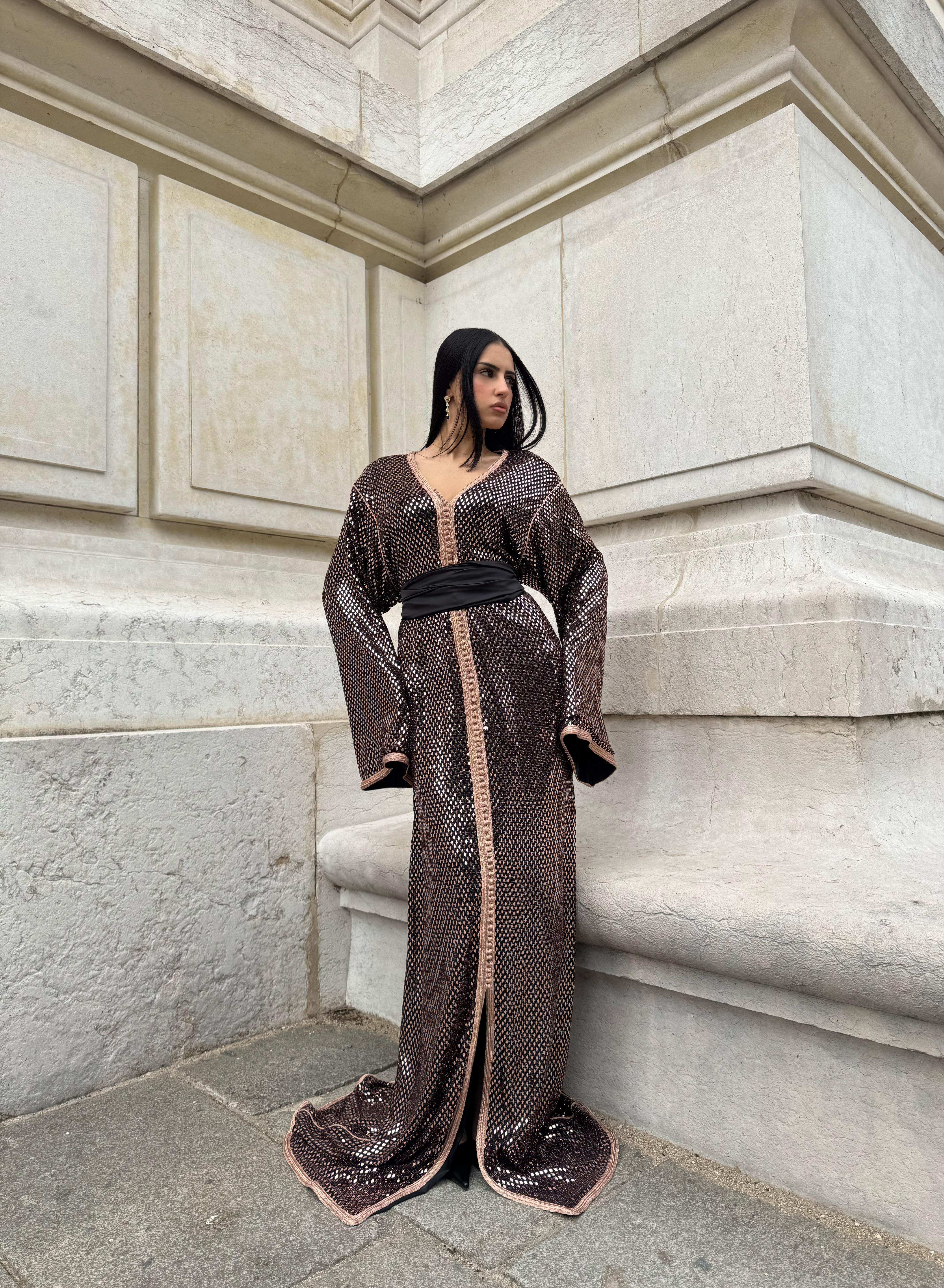 Kaftan in black jersey with a bronze diamond print, viewed from the front