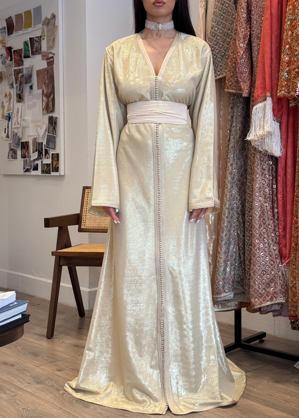 Caftan en lamé de soie beige, en mouvement