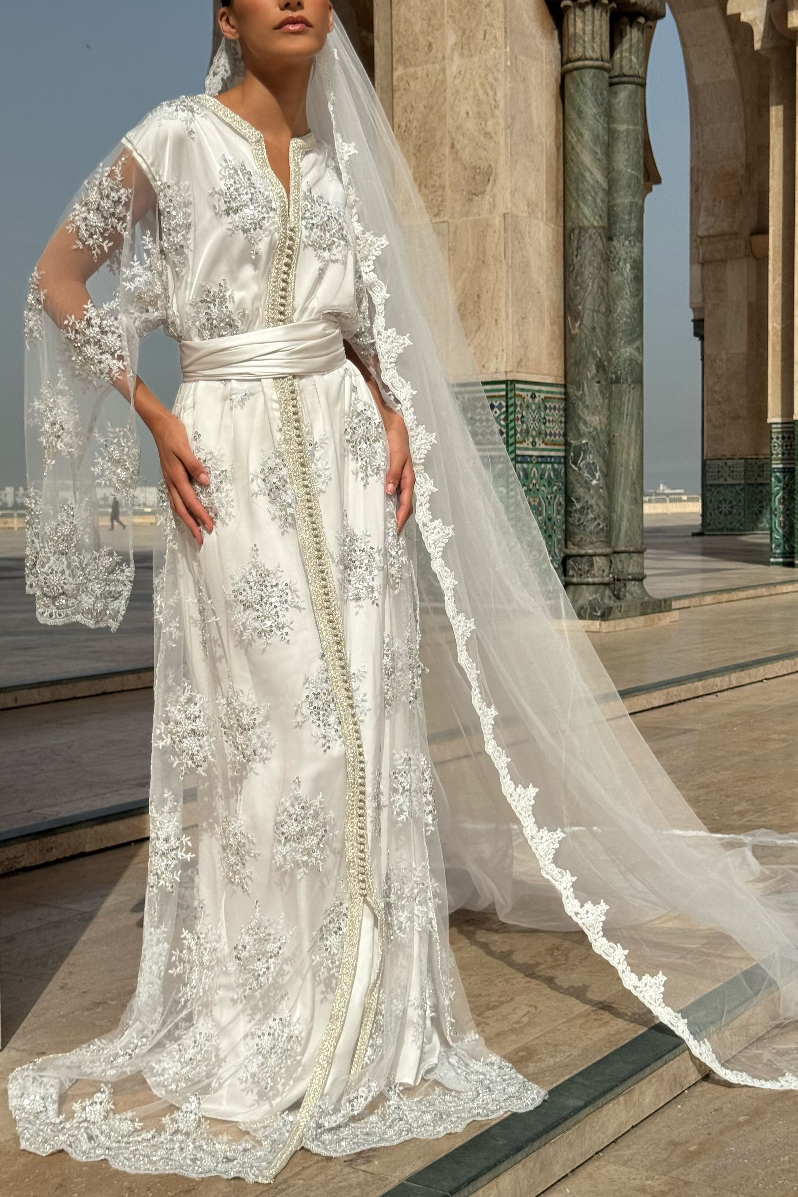 Caftan de mariée en dentelle perlée argentée, détail du perlage