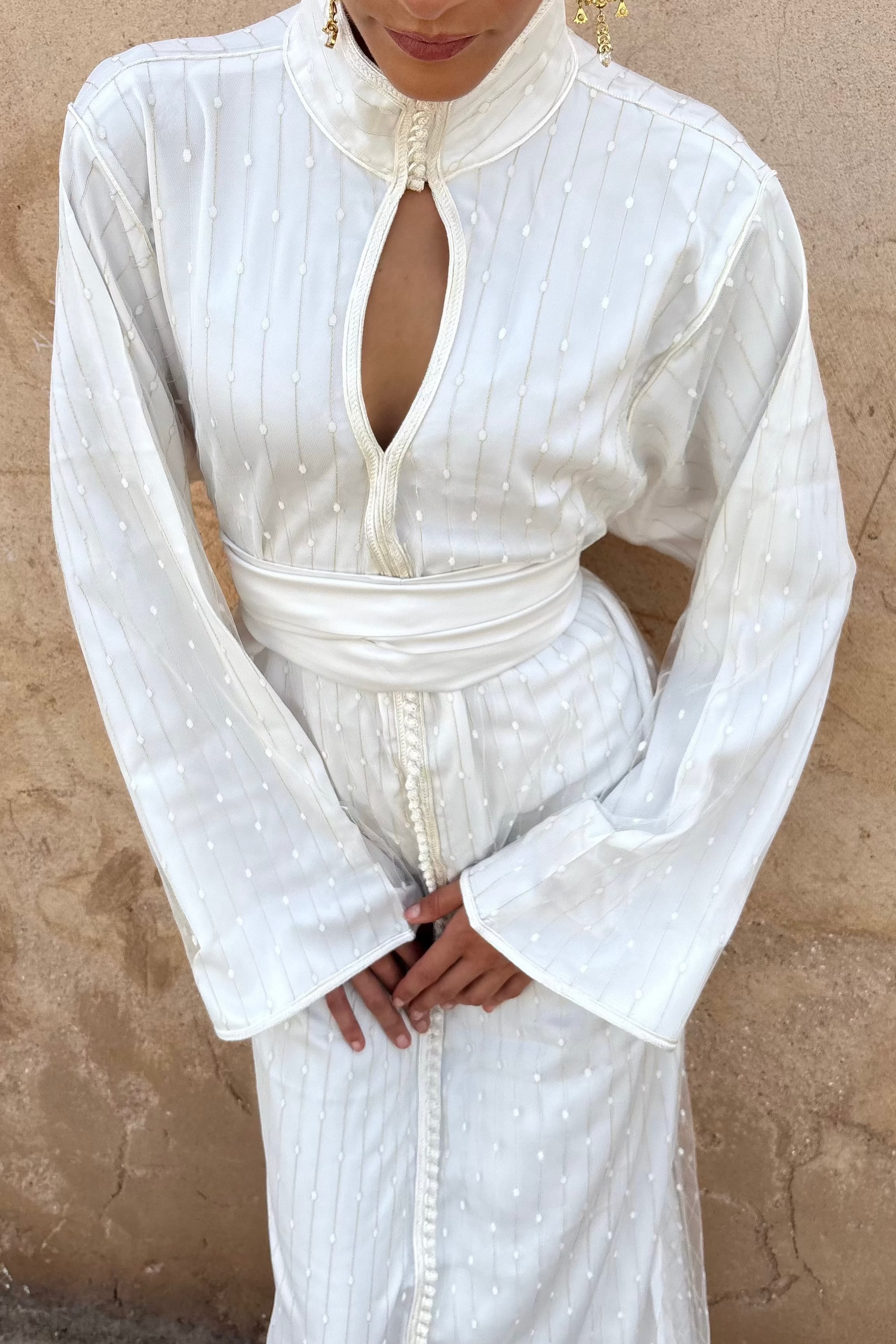Caftan de mariée sirène en tulle plumetis, détail du plumetis