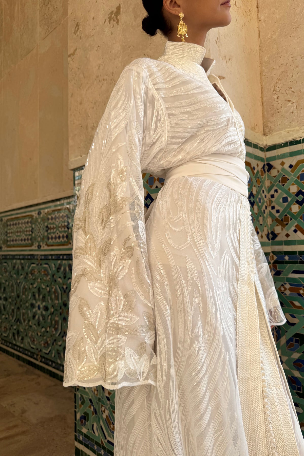 Caftan de mariée en tulle brodé feuillage, détail de la broderie