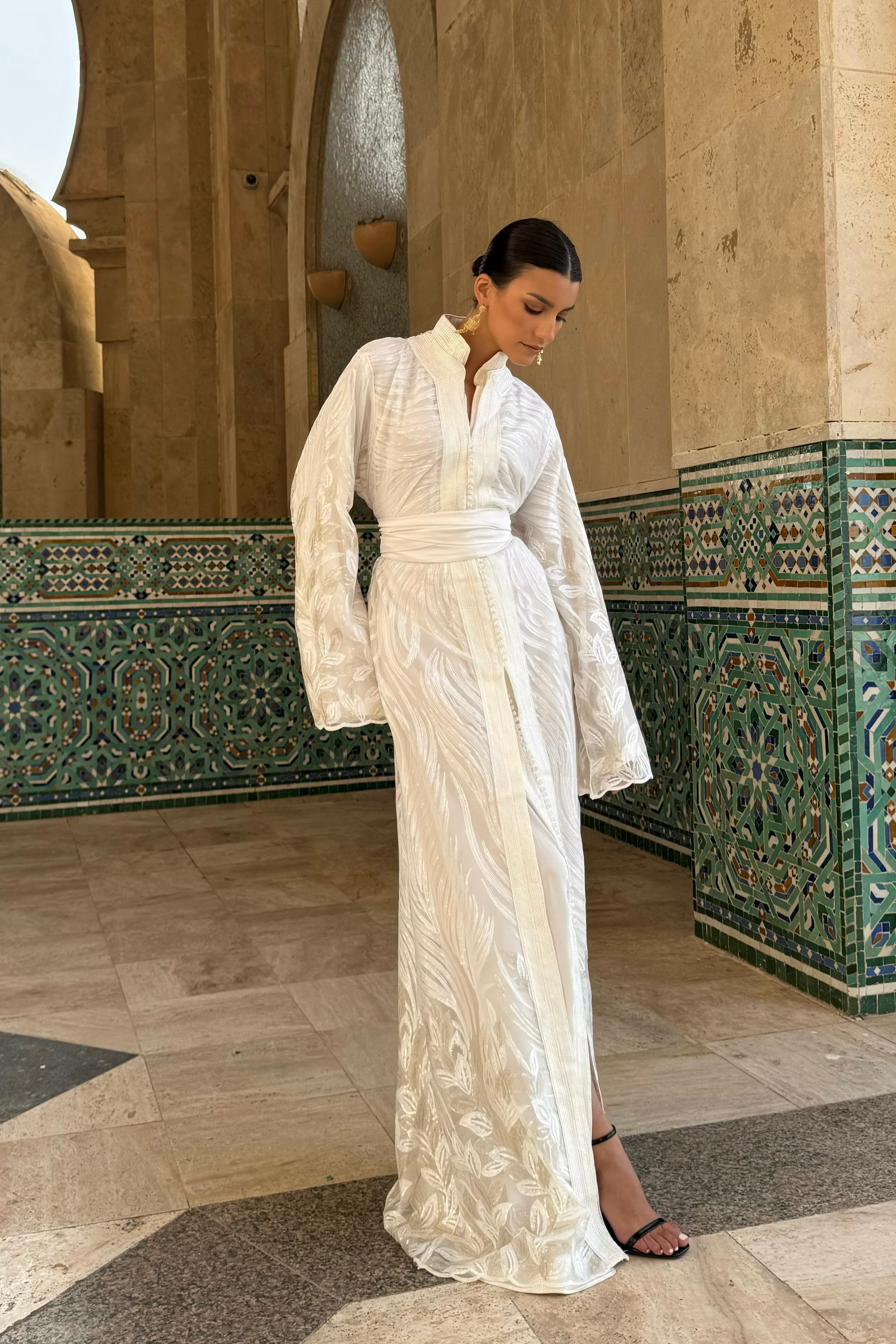 Caftan de mariée en tulle brodé feuillage, de face