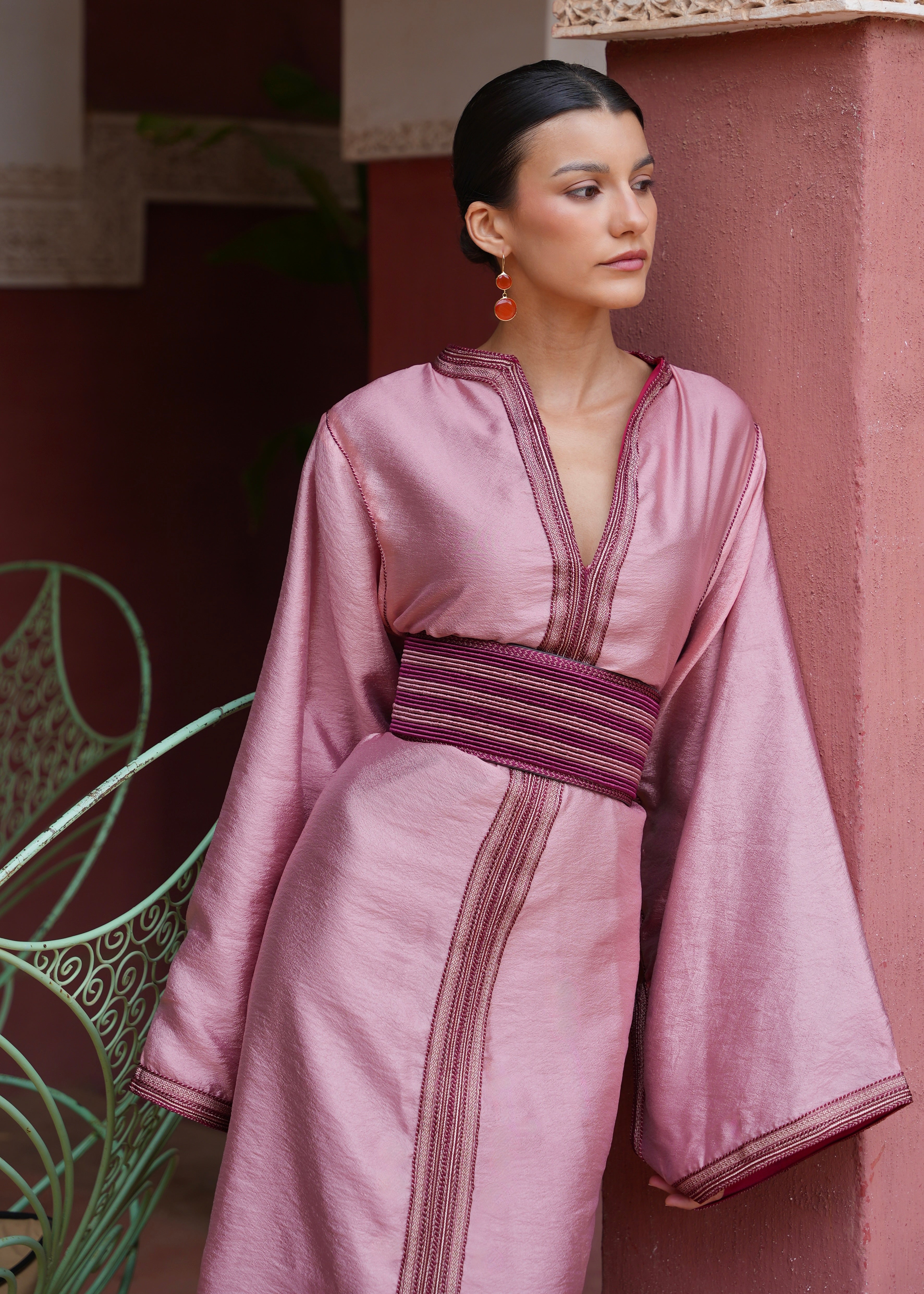 Caftan moderne en crêpe rose à ceinture rigide, col V et manches larges