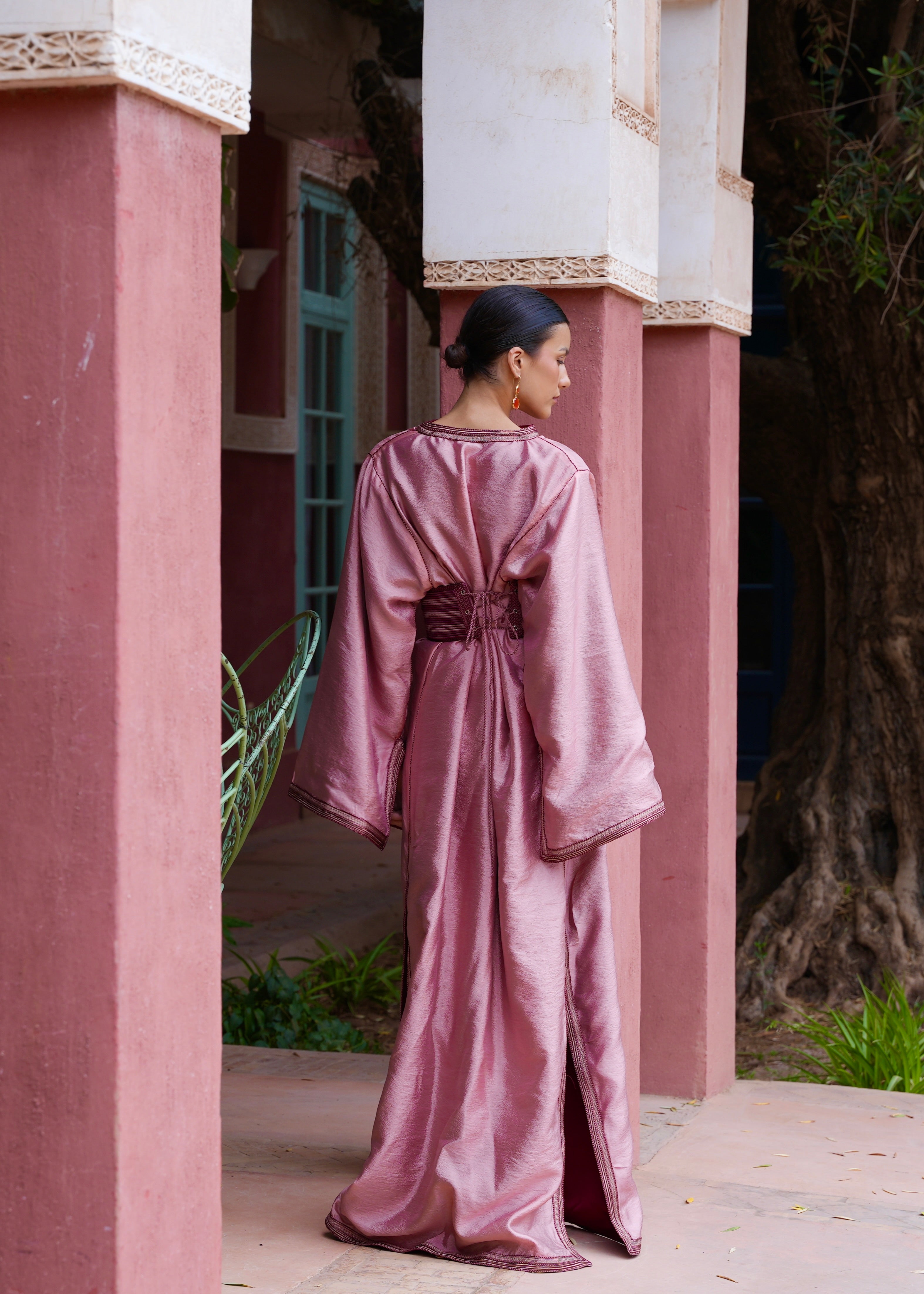 Caftan moderne en crêpe rose à ceinture rigide, profil